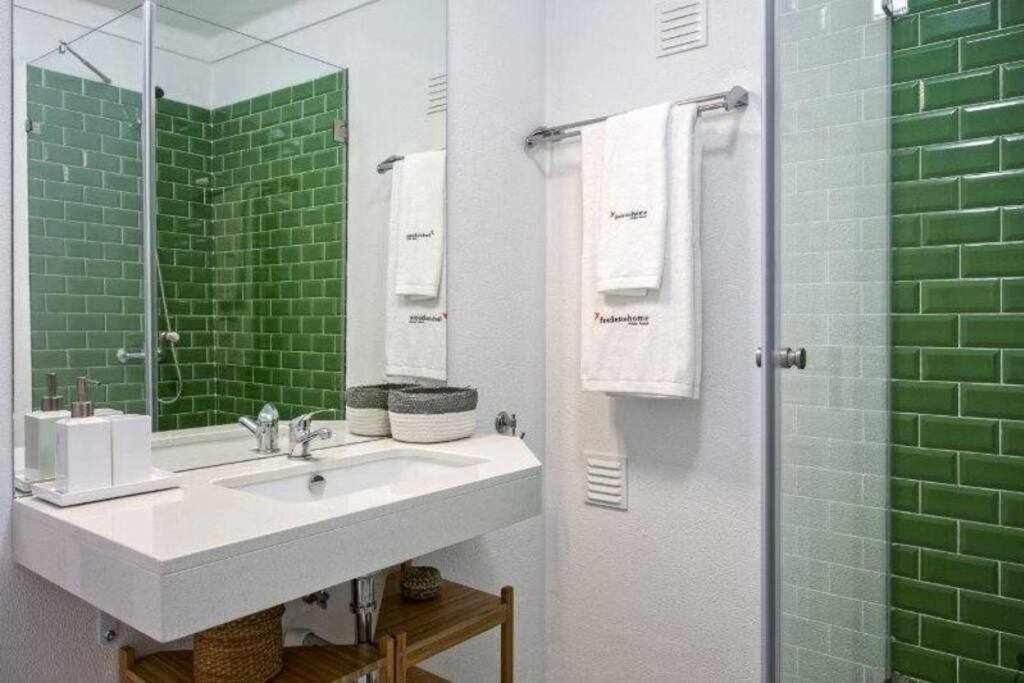 Vila com piscina e jardim privado view 4