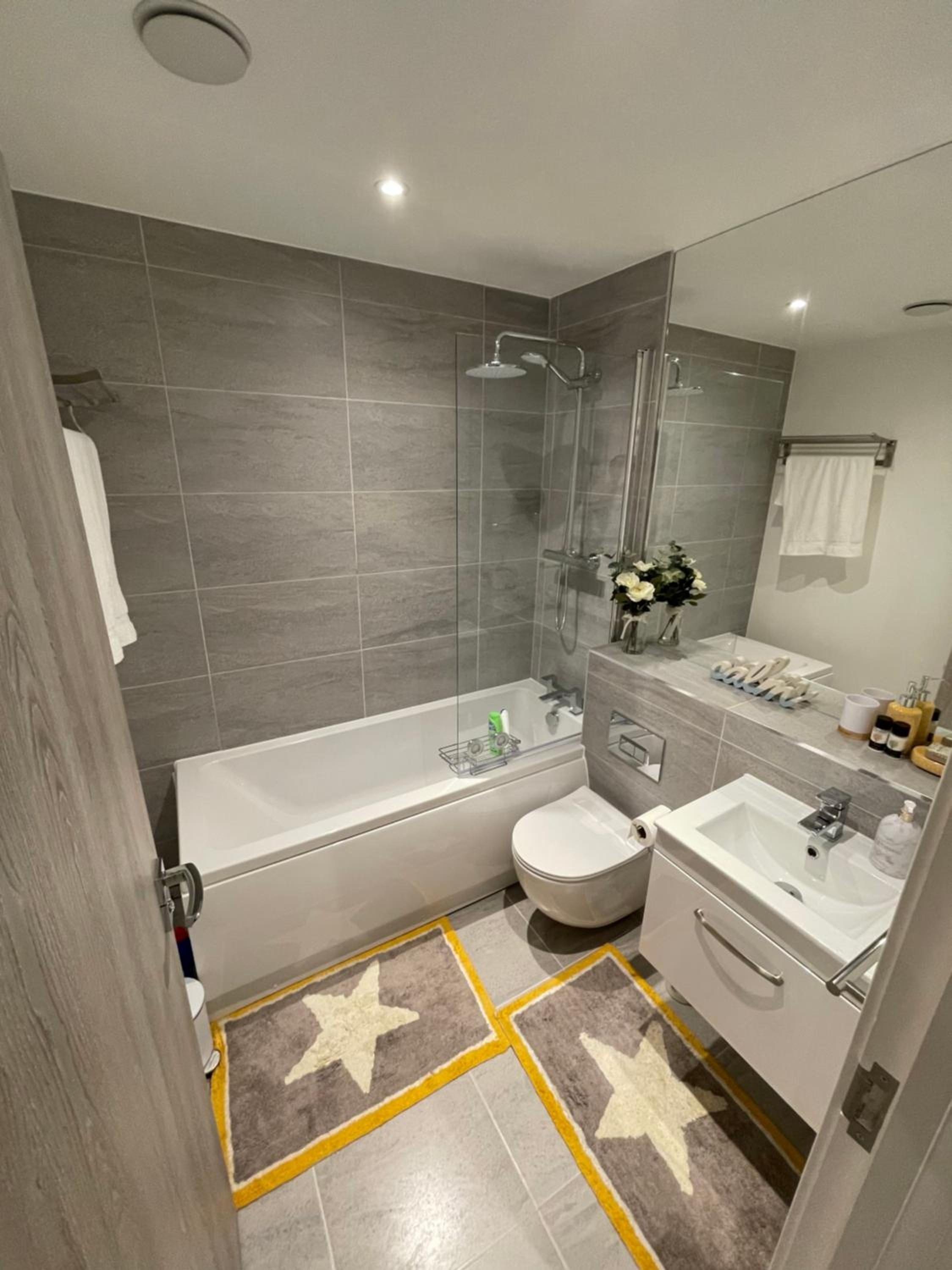 Gild House 2-bedroom apartment close to Town Centre view 3