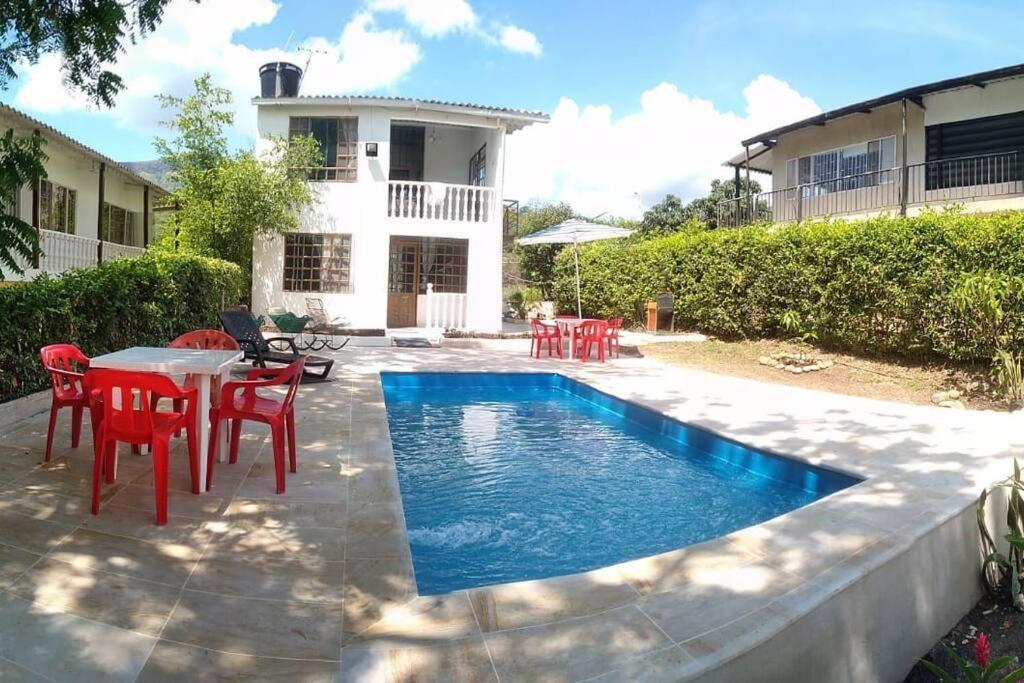 CASA FAMILIAR Y DE DESCANSO VILLA LORENZA - APULO CUND.