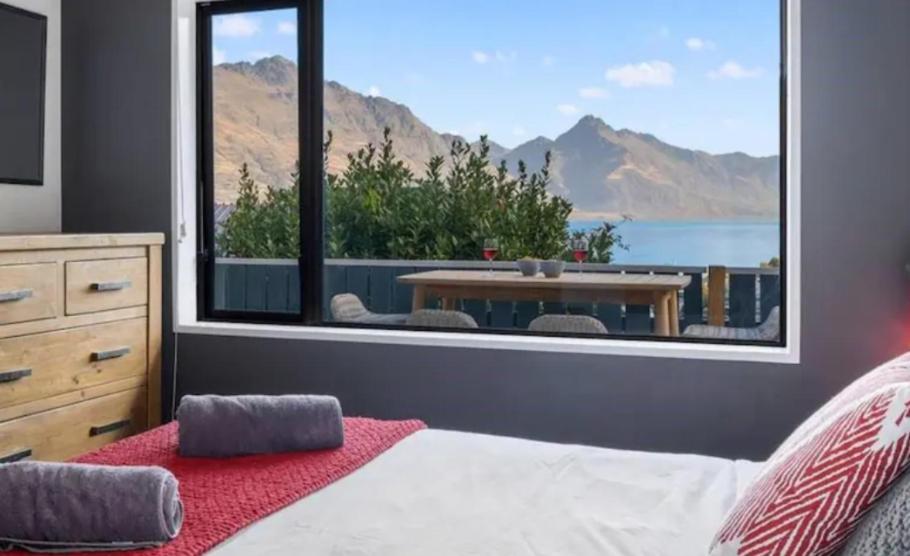 Fantastic Views, Close to Town 2 Bedroom Apartment view 3