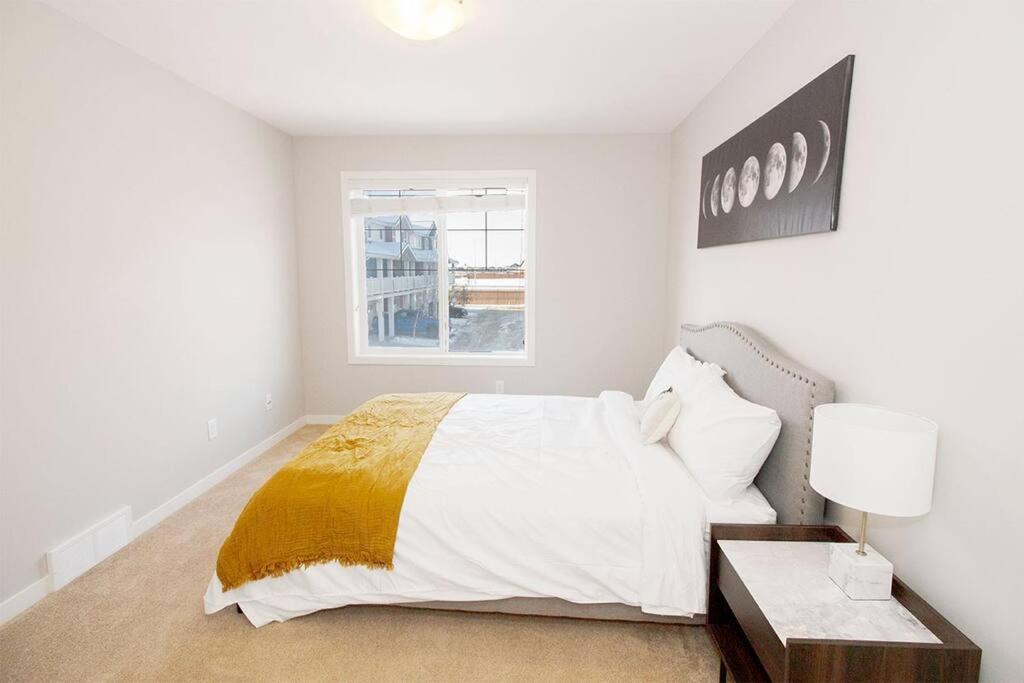 Modern and Comfortable Townhouse in South Winnipeg view 4
