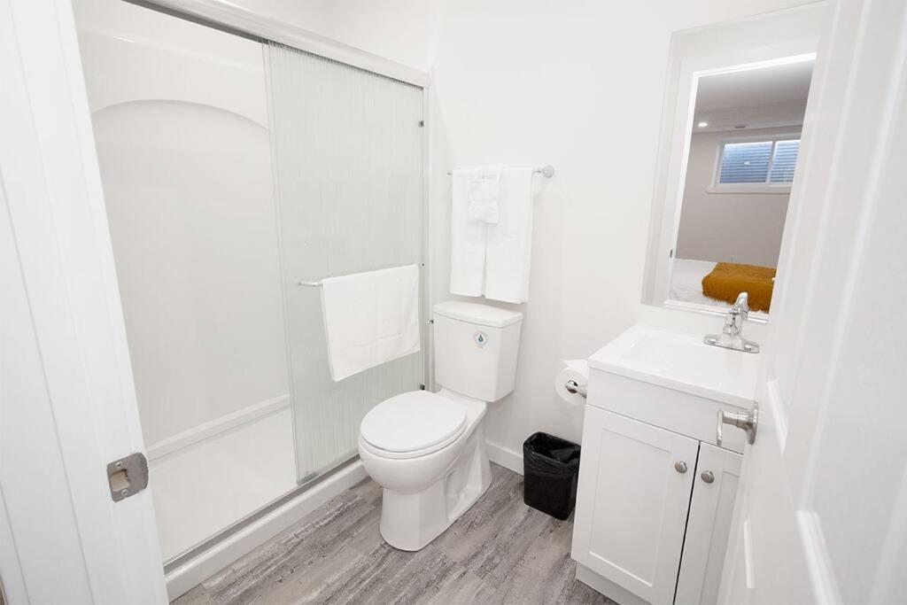 Modern and Comfortable Townhouse in South Winnipeg view 5