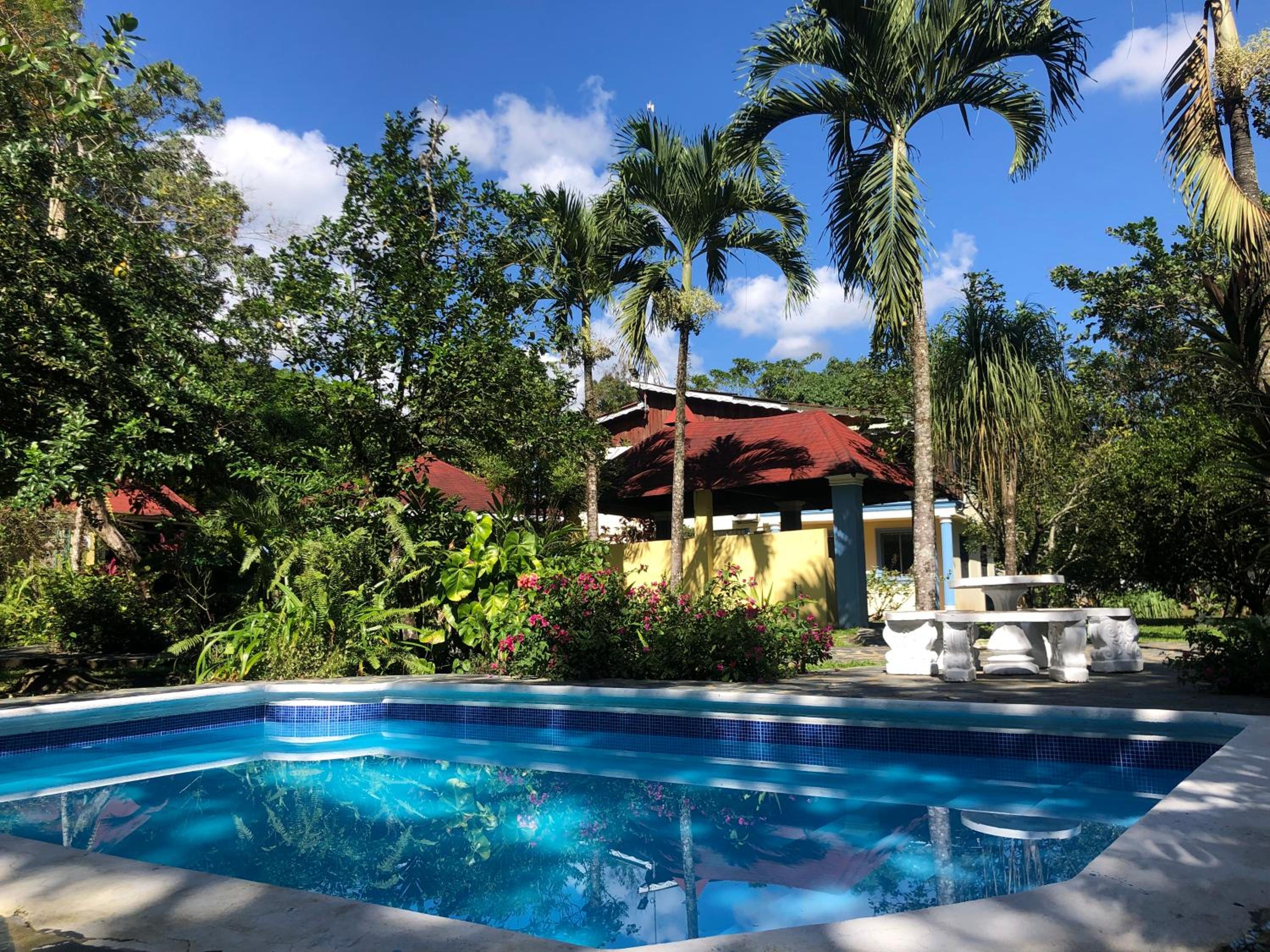 Acogedora Casa Rural en plena naturaleza frente al Río con piscina Bonao