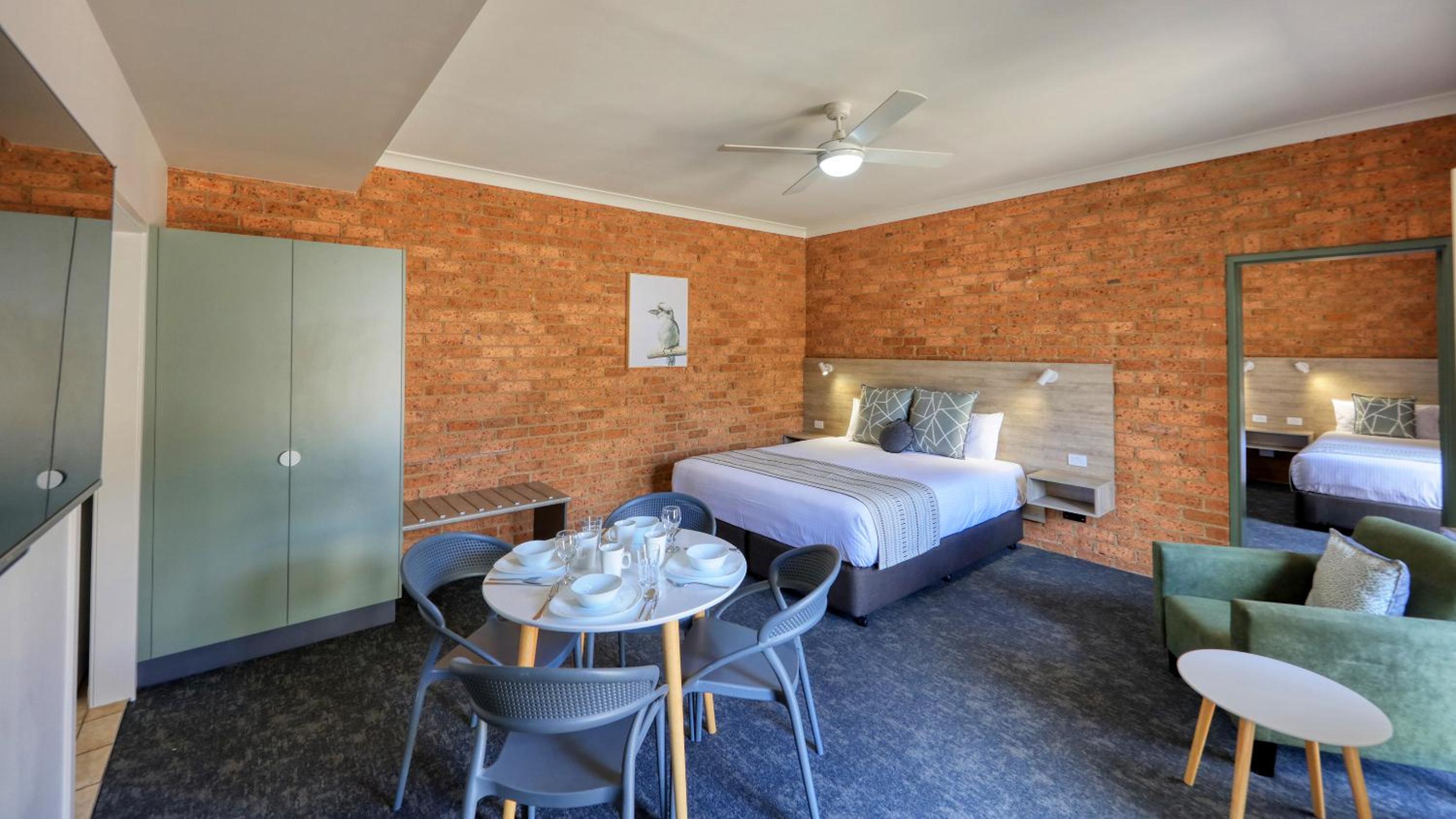 Hamilton Henry Parkes Motor Inn
