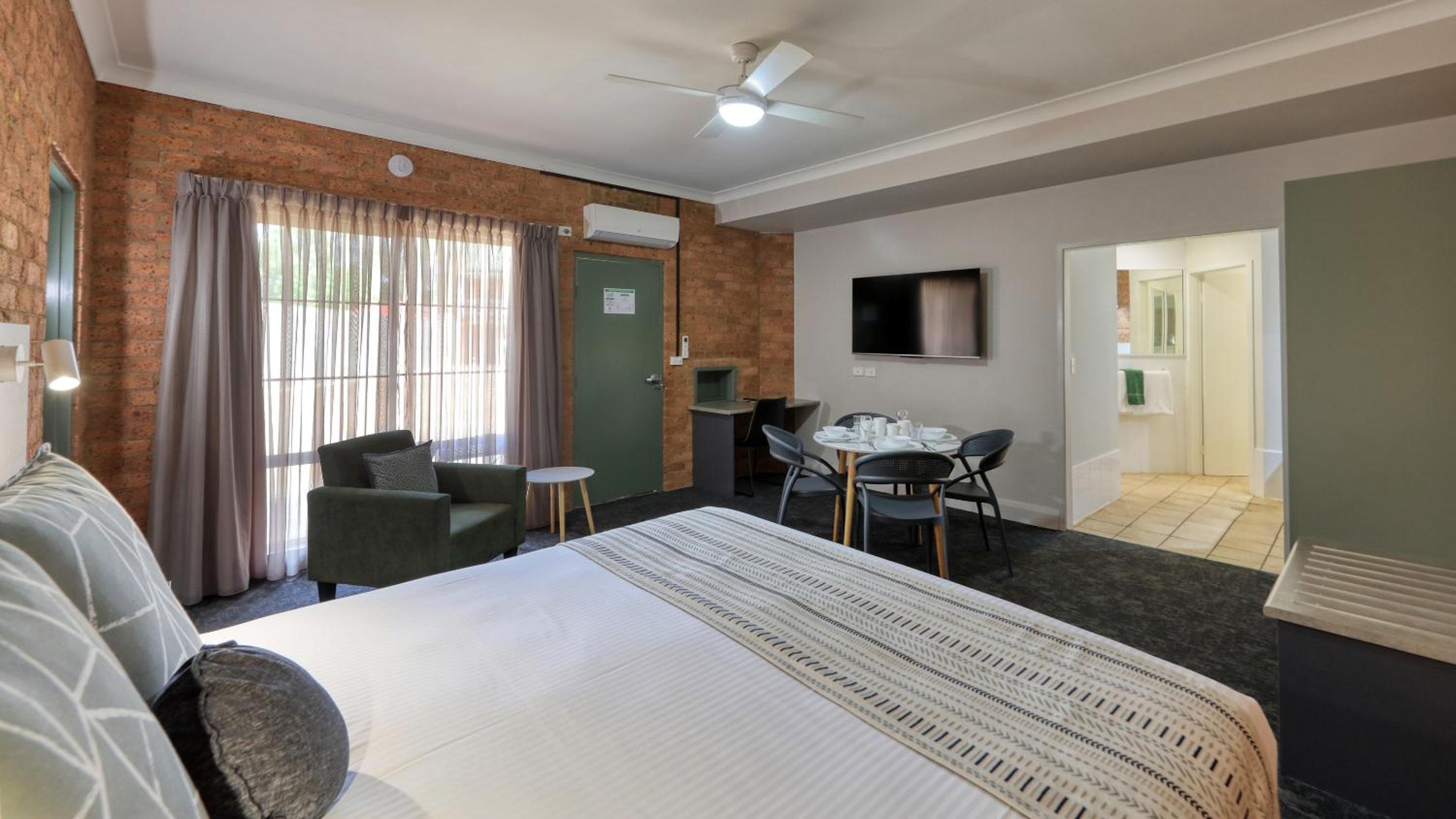 Hamilton Henry Parkes Motor Inn