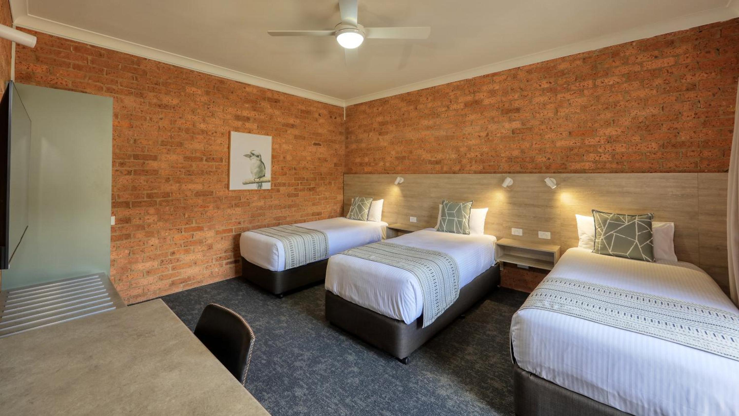 Hamilton Henry Parkes Motor Inn