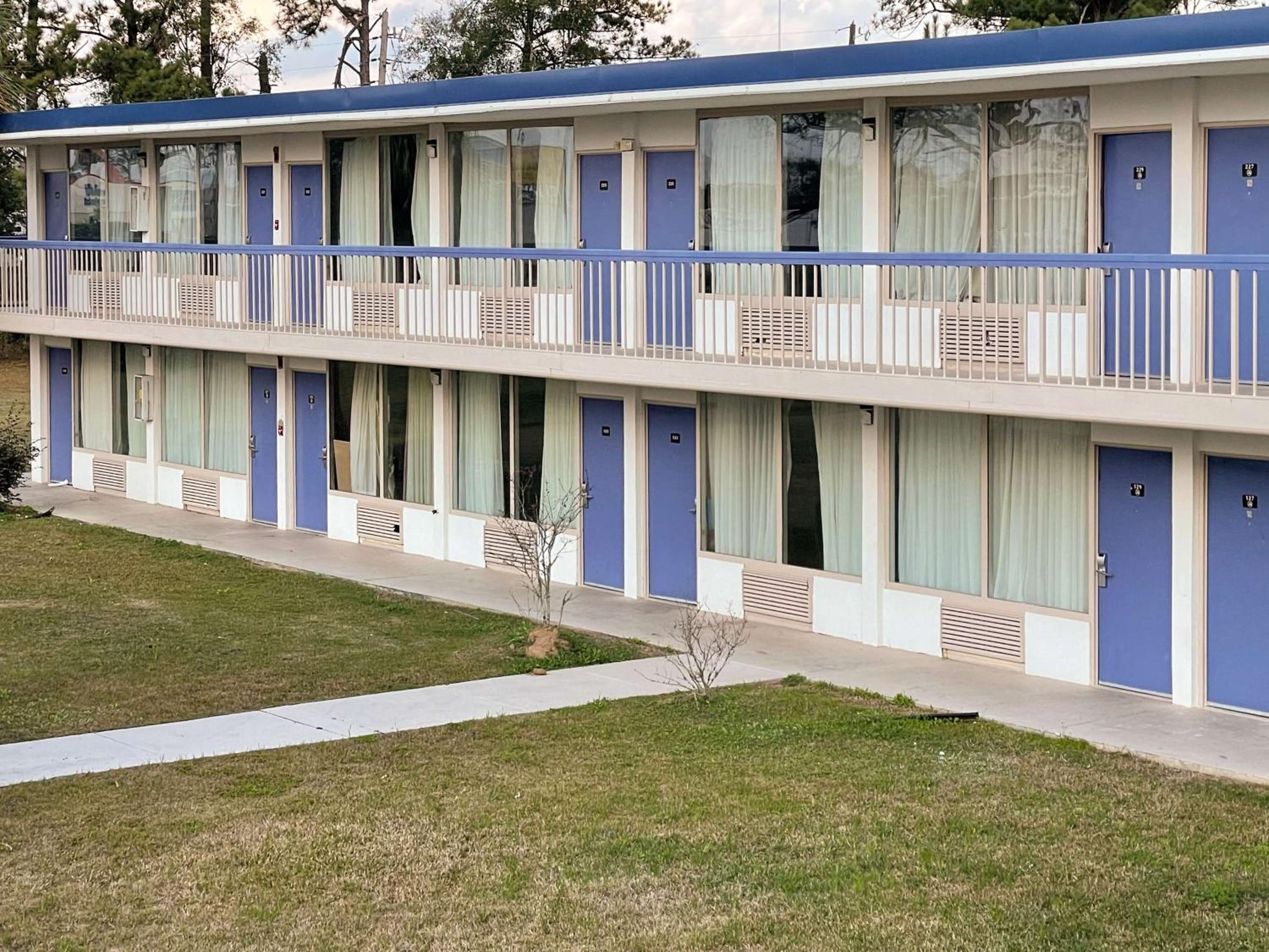 Marianna Vacations - Motel 6 Marianna, FL - Property Image 1