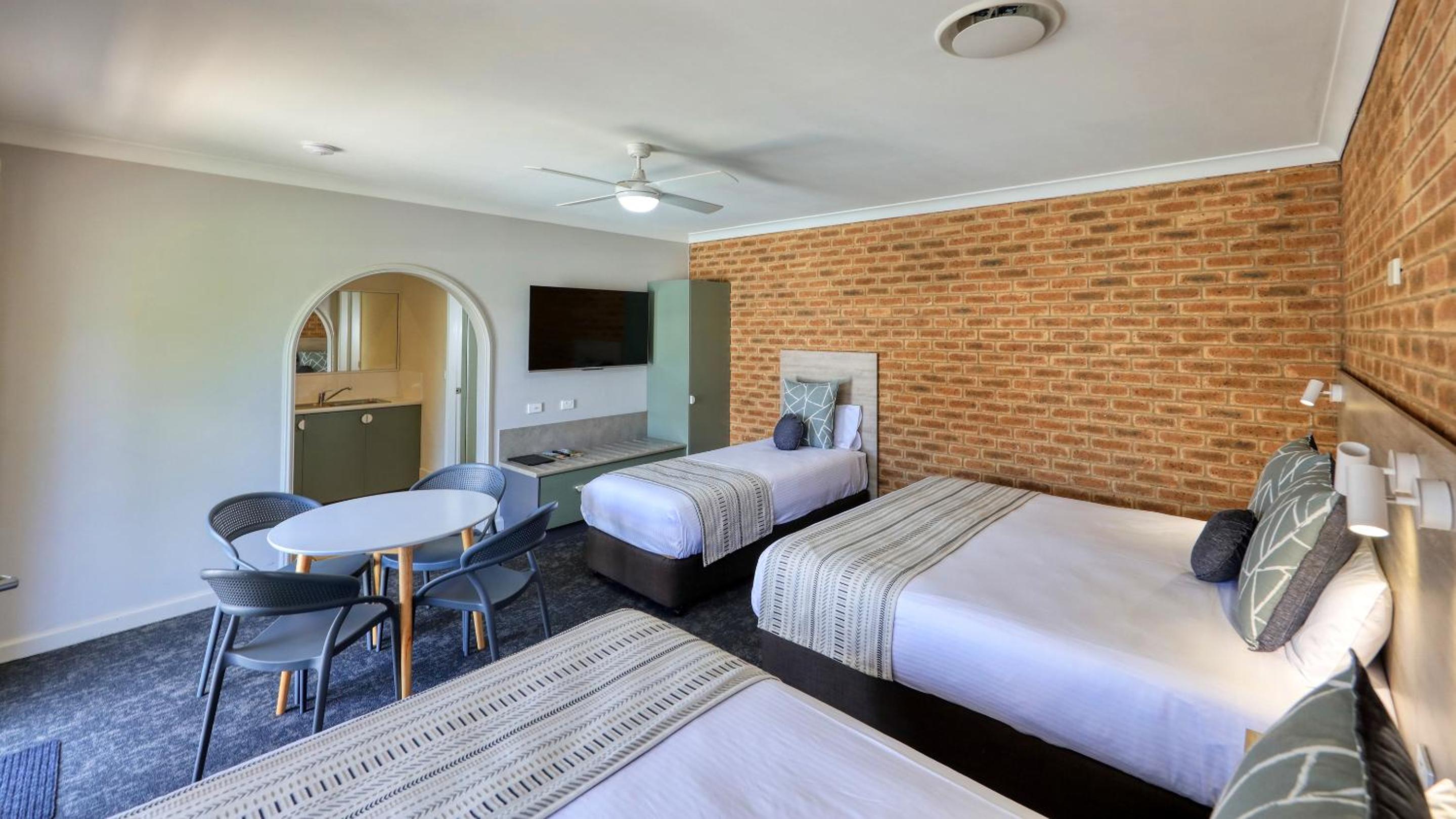 Hamilton Henry Parkes Motor Inn