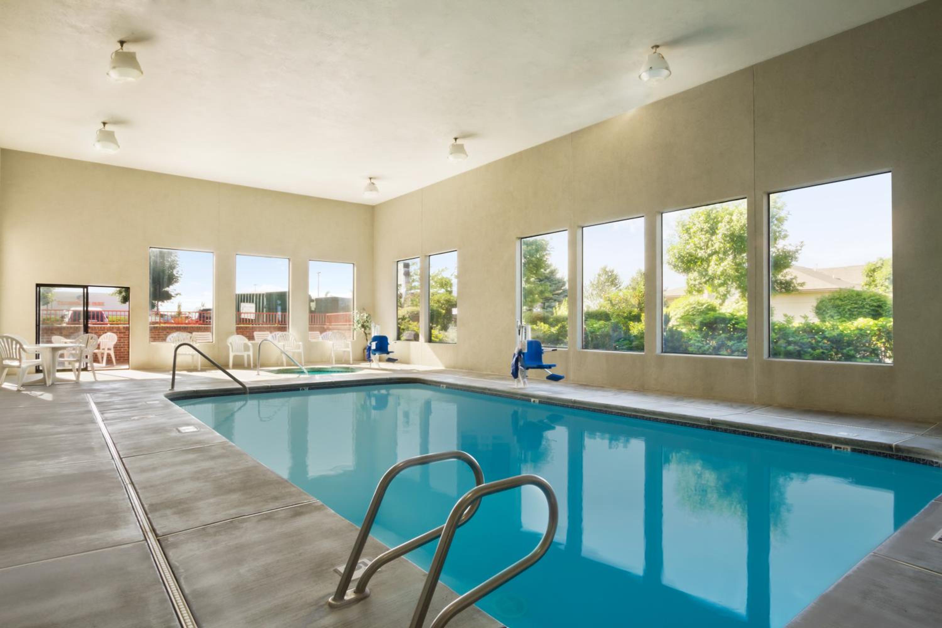 Super 8 by Wyndham Kennewick view 4