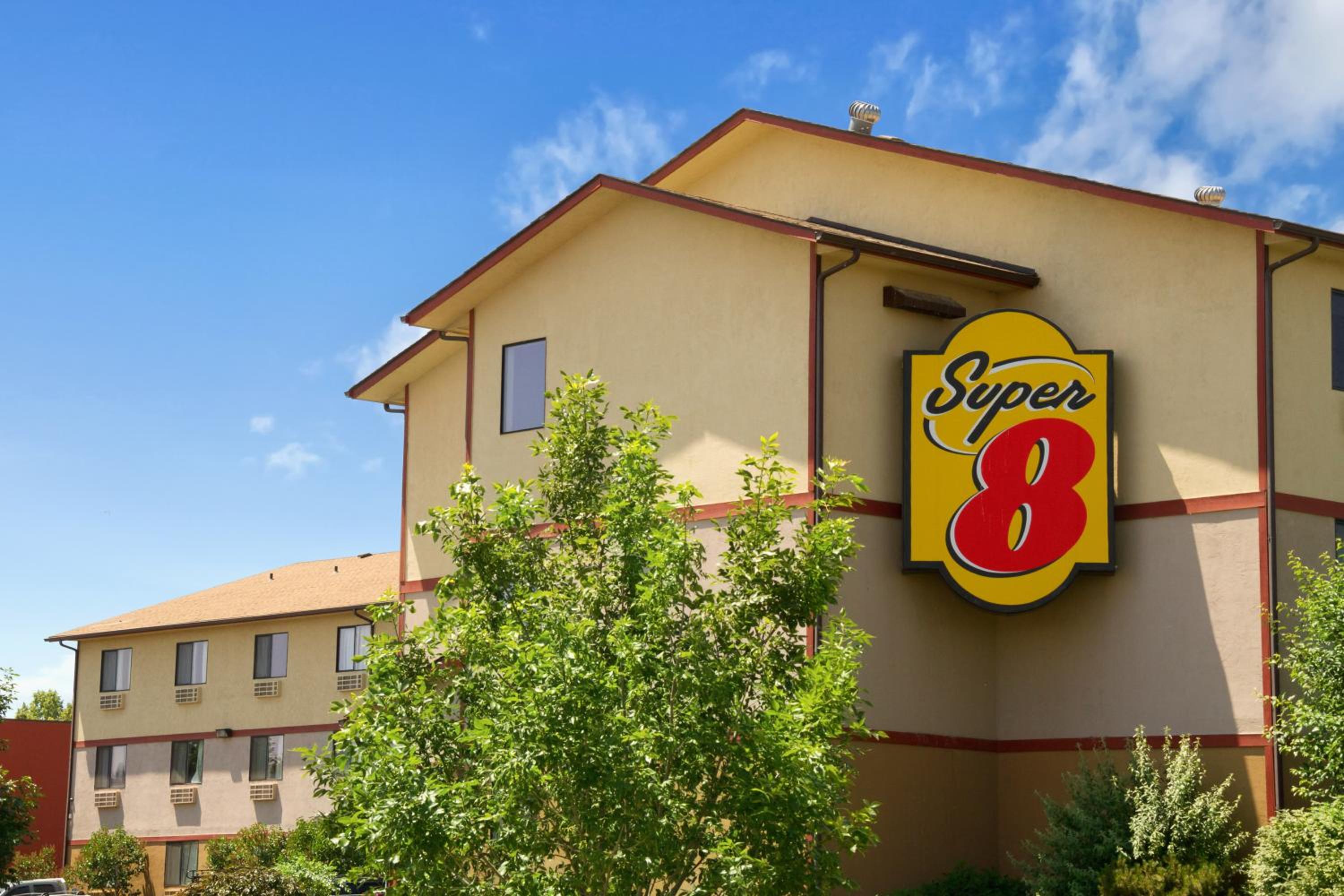 Super 8 by Wyndham Kennewick view 3