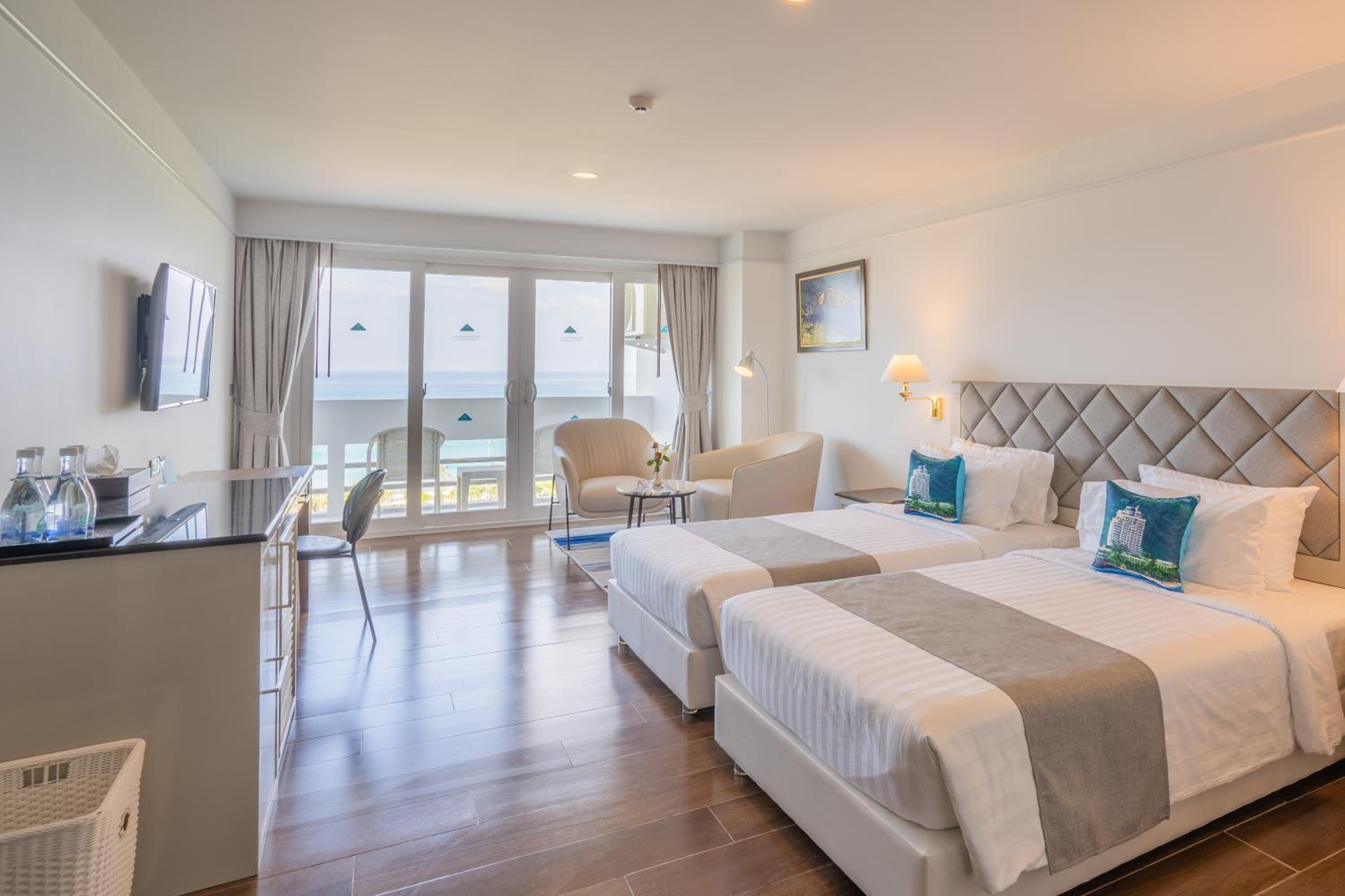 Andaman Beach Suites Hotel, Patong Phuket — photo 41