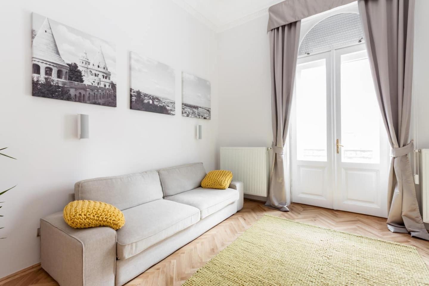 BpR Sophisticated Astoria Suite with Balcony