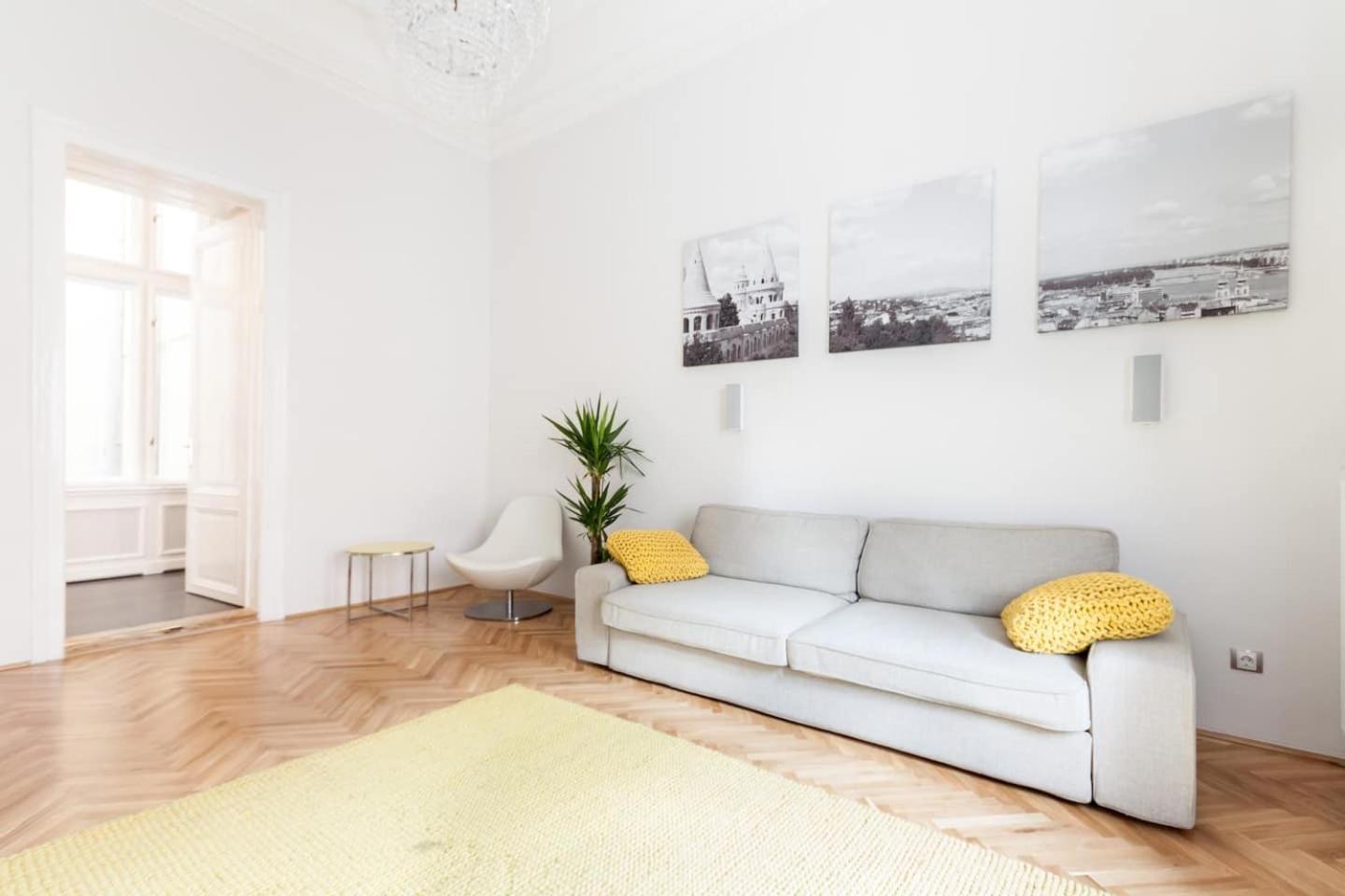 BpR Sophisticated Astoria Suite with Balcony