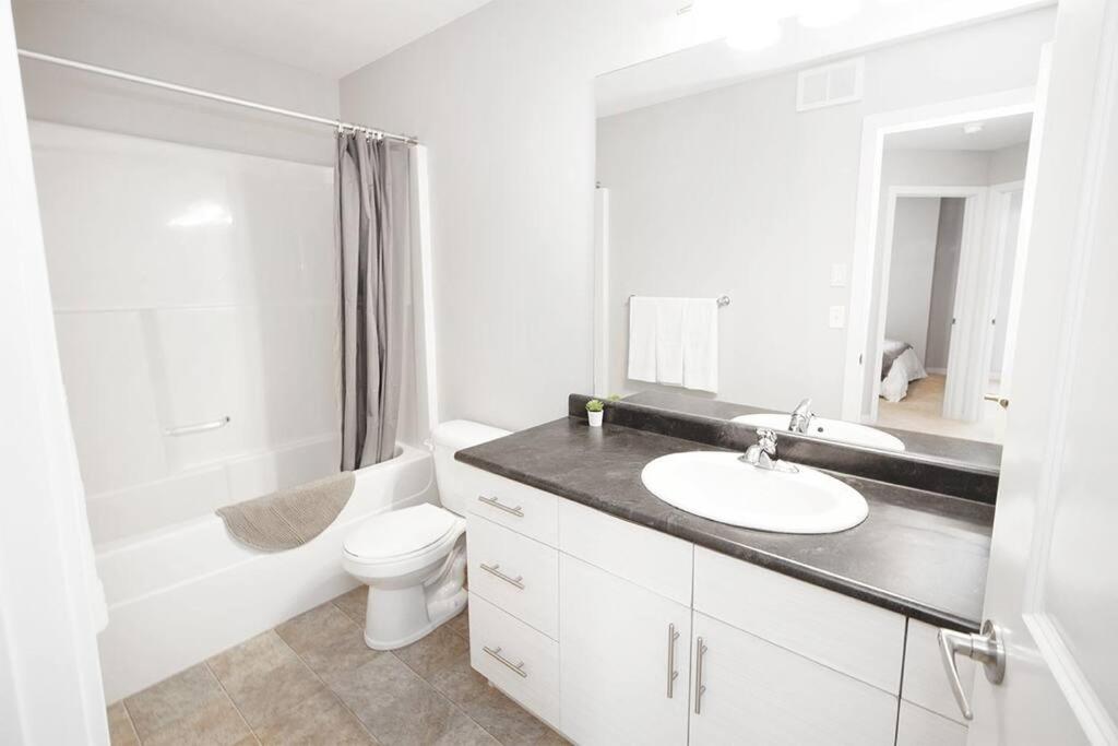 Beautiful South Winnipeg 4 Bdrm 2 Bath Townhouse view 2