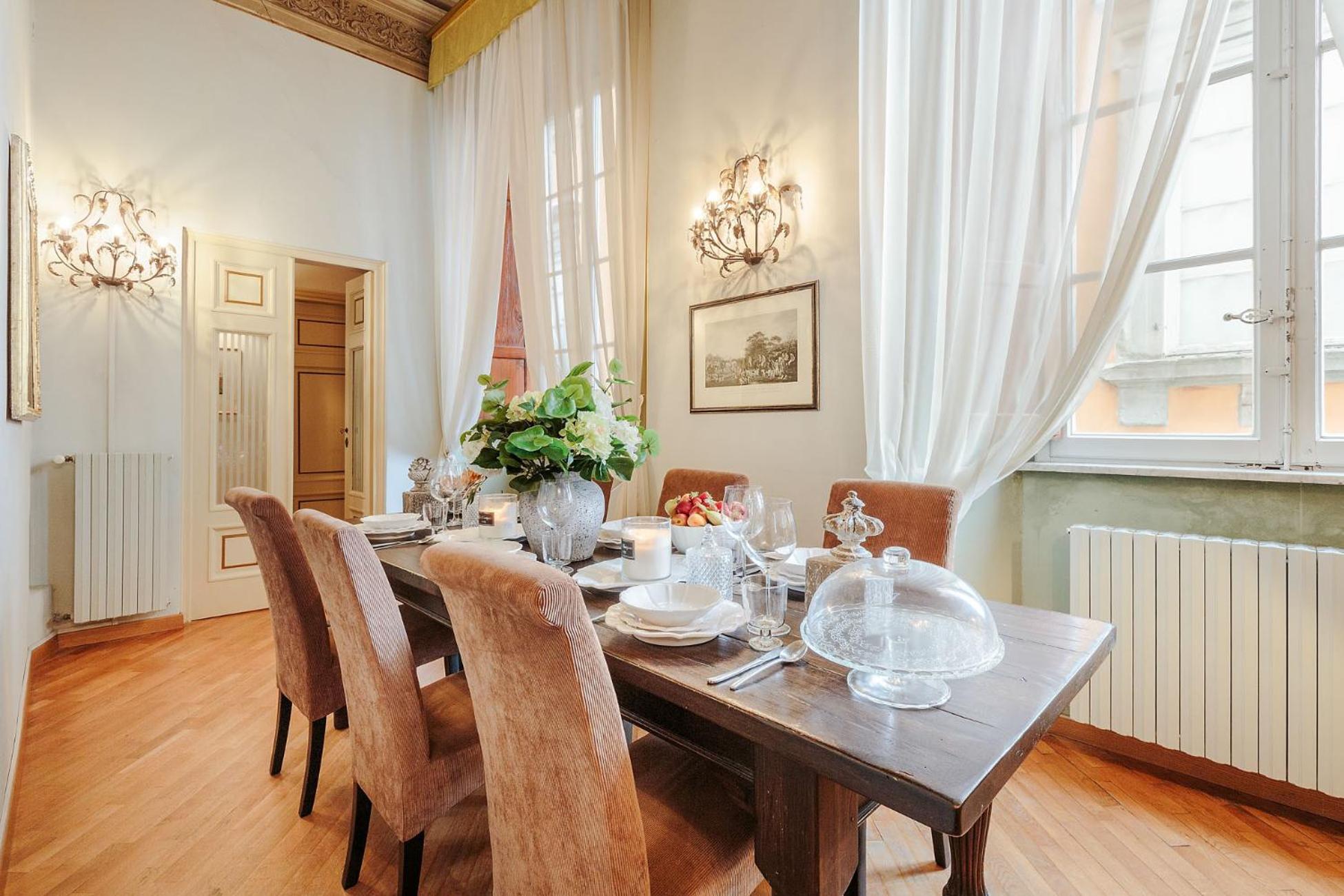 Casa San Giovanni, Romantic LUCCA apartment With View Over a Church