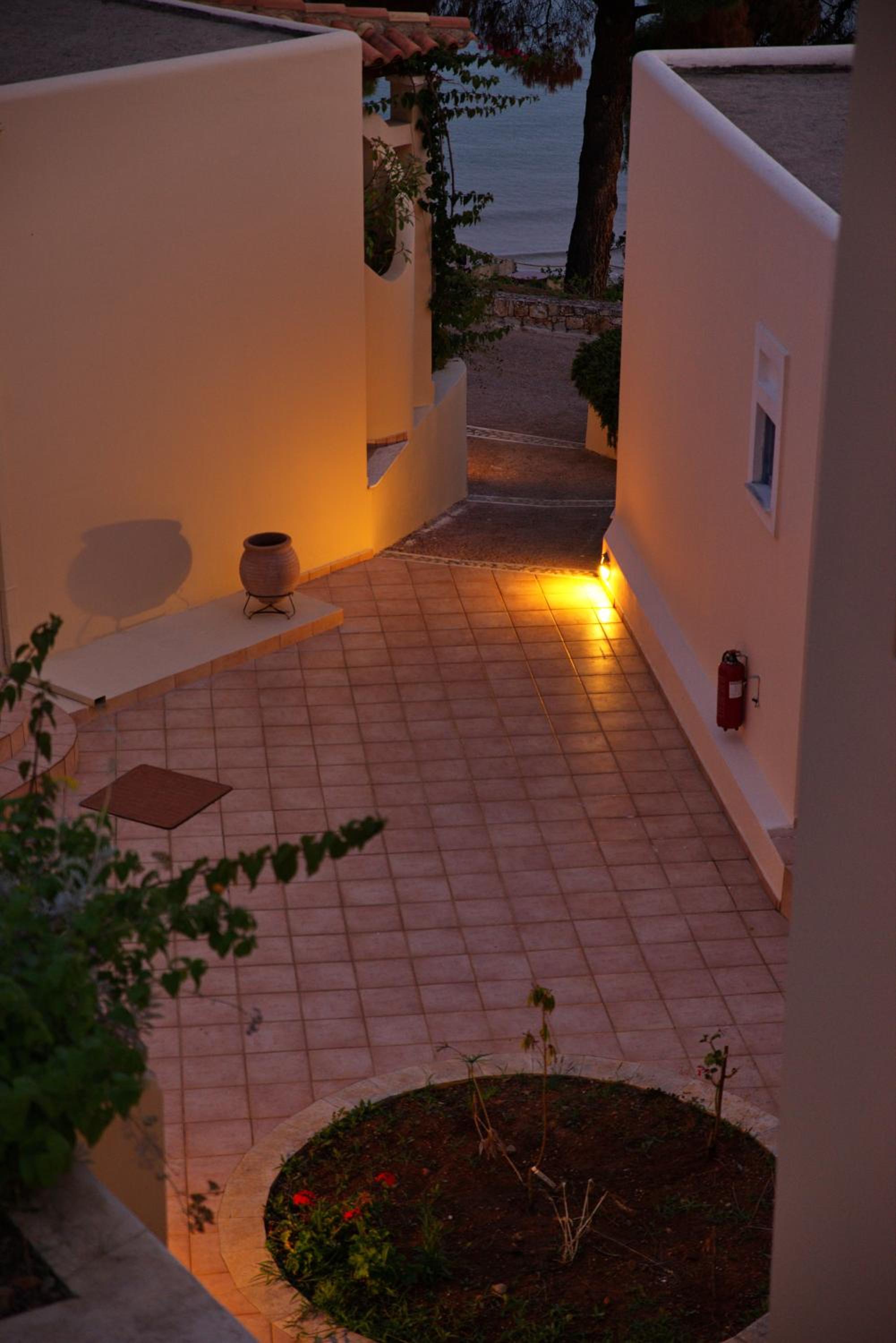 Alonissos Beach Bungalows And Suites Hotel