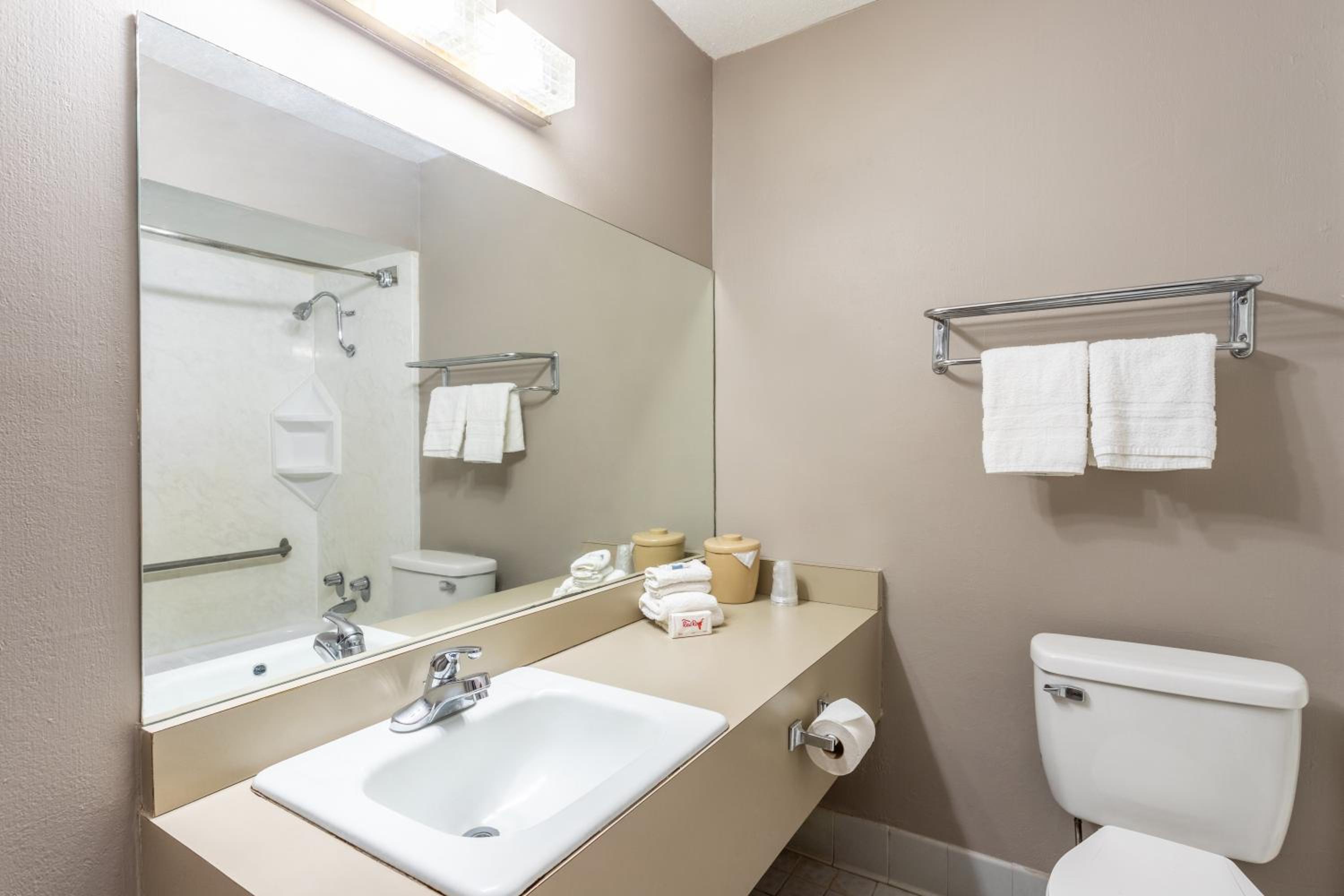 Meridian Vacations - Red Roof Inn Meridian - Property Image 33