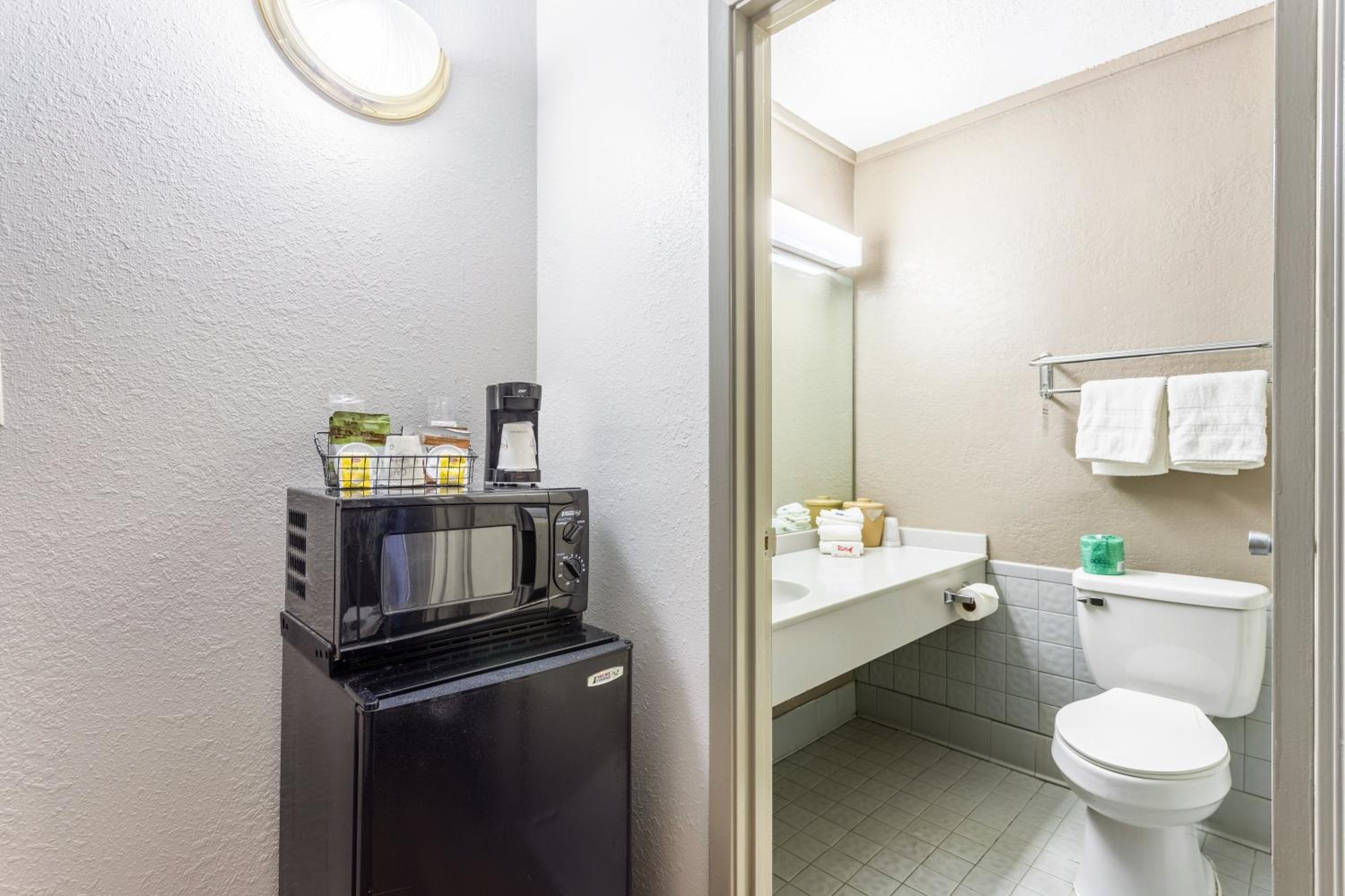 Meridian Vacations - Red Roof Inn Meridian - Property Image 34