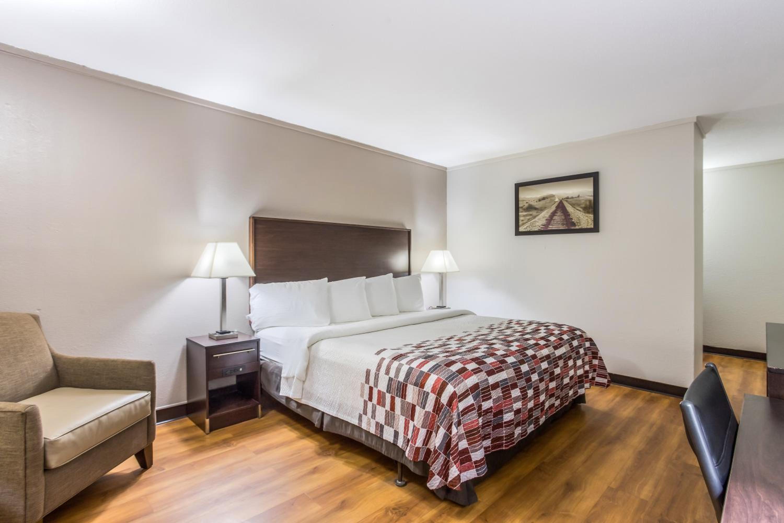 Meridian Vacations - Red Roof Inn Meridian - Property Image 17