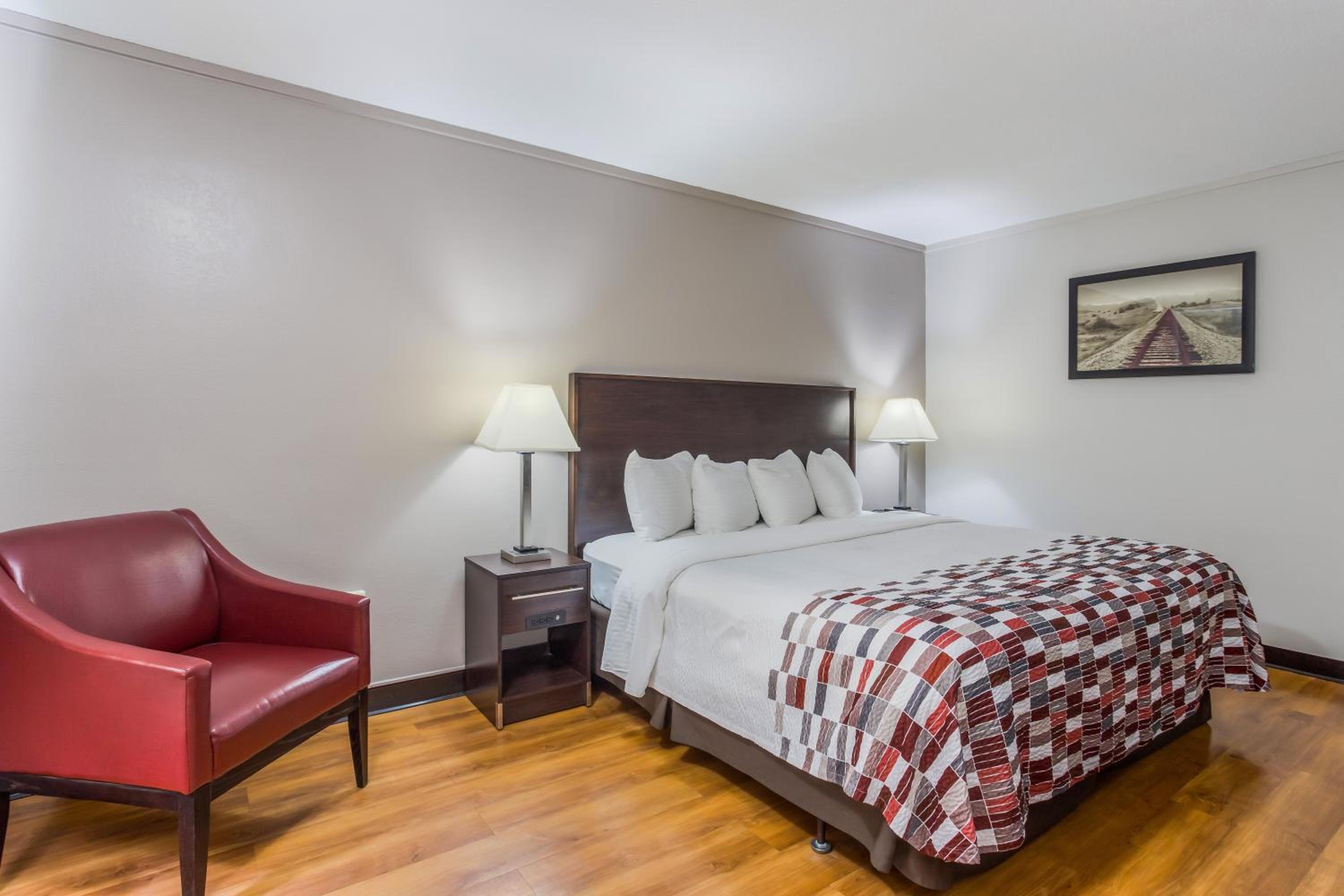 Meridian Vacations - Red Roof Inn Meridian - Property Image 4