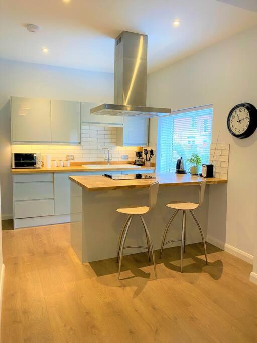 Luxury 2 bed Apartment-Golden Triangle w/ Parking view 2