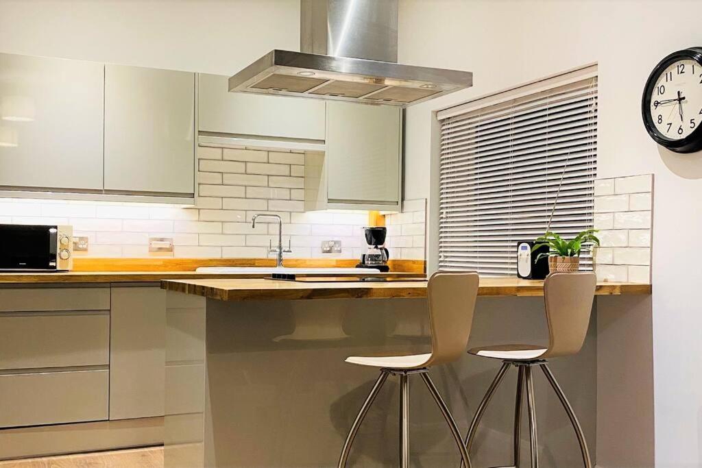Luxury 2 bed Apartment-Golden Triangle w/ Parking view 3