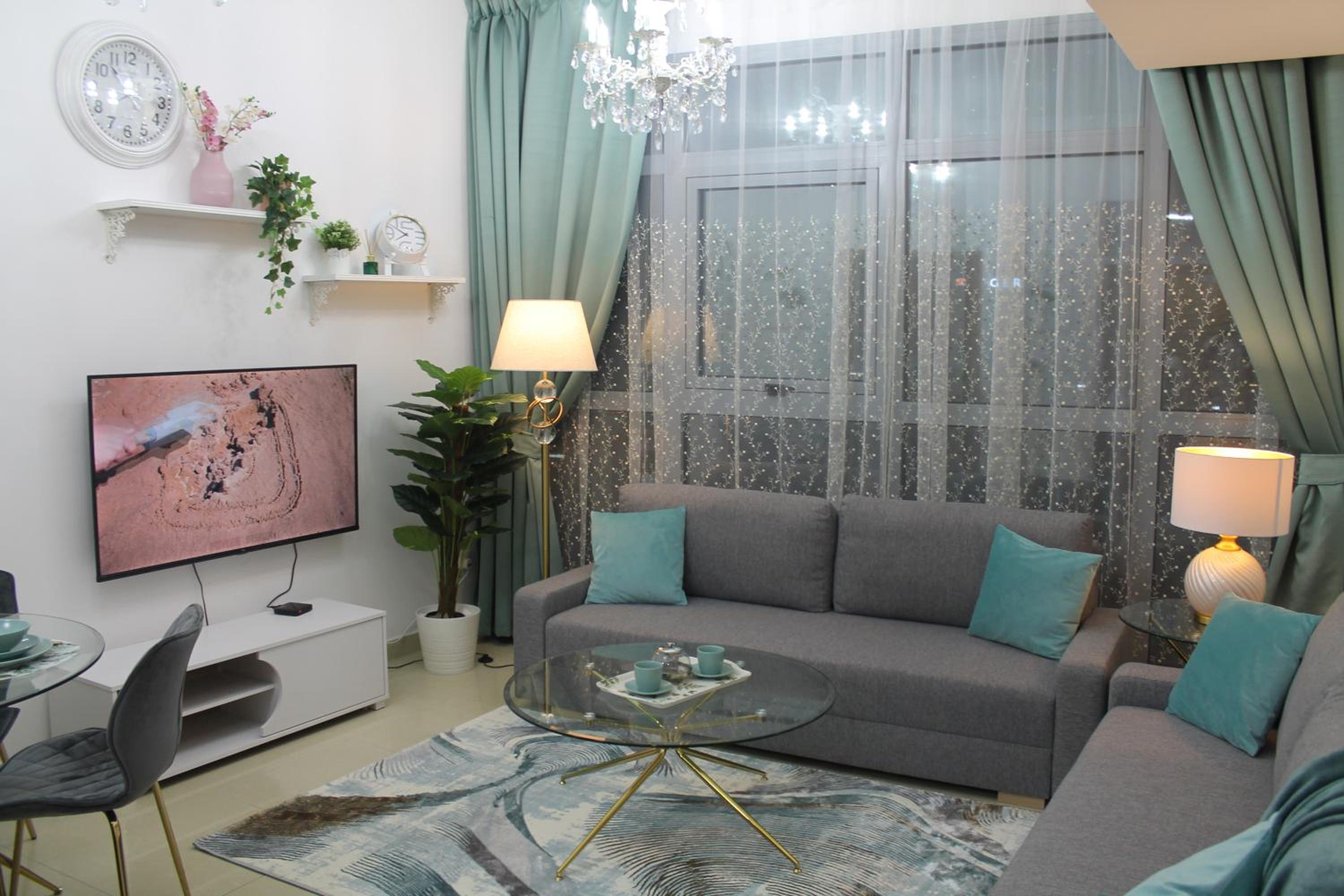 Newly furnished One Bedroom Apartment next to Metro & Beach in Marina Residence