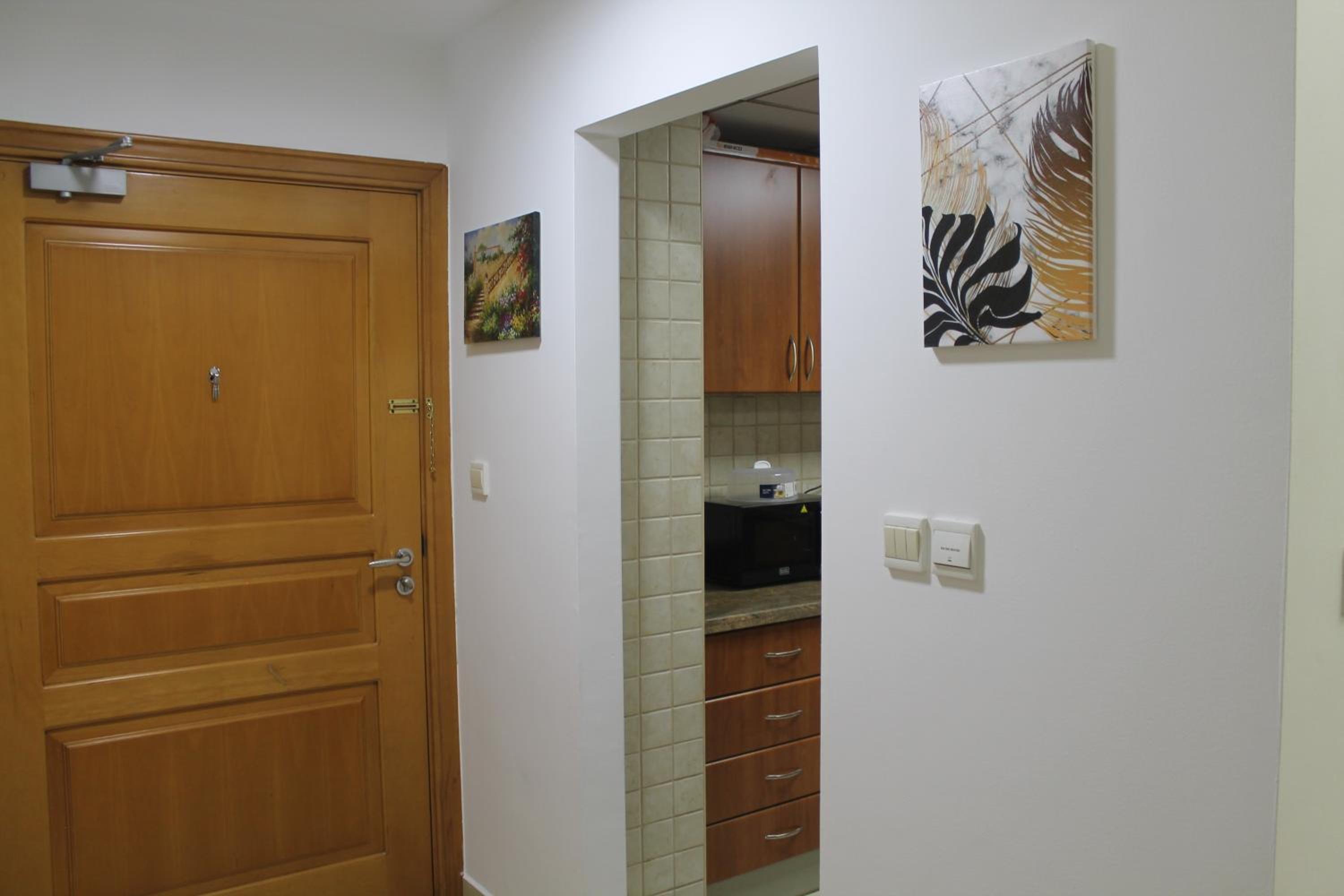 Newly furnished One Bedroom Apartment next to Metro & Beach in Marina Residence