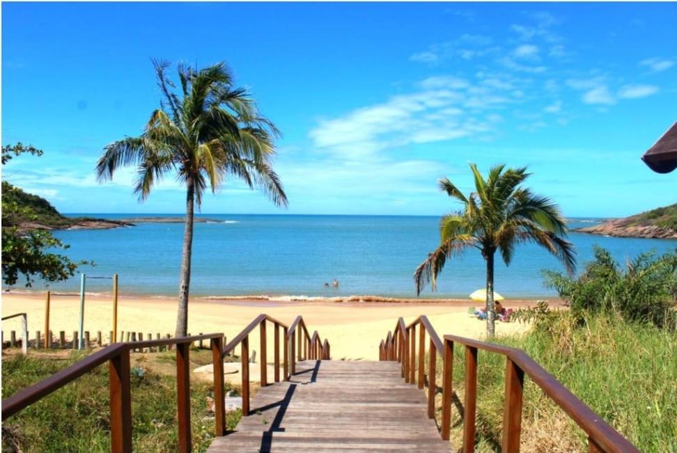 Apt encantador praia do Morro 20 metros da praia.