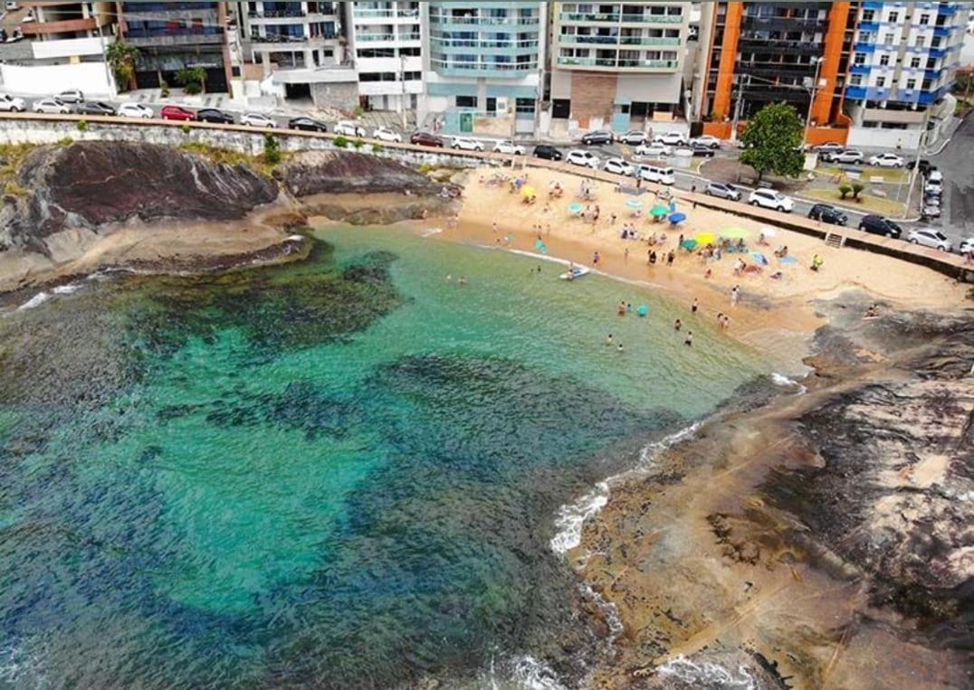 Apt encantador praia do Morro 20 metros da praia.