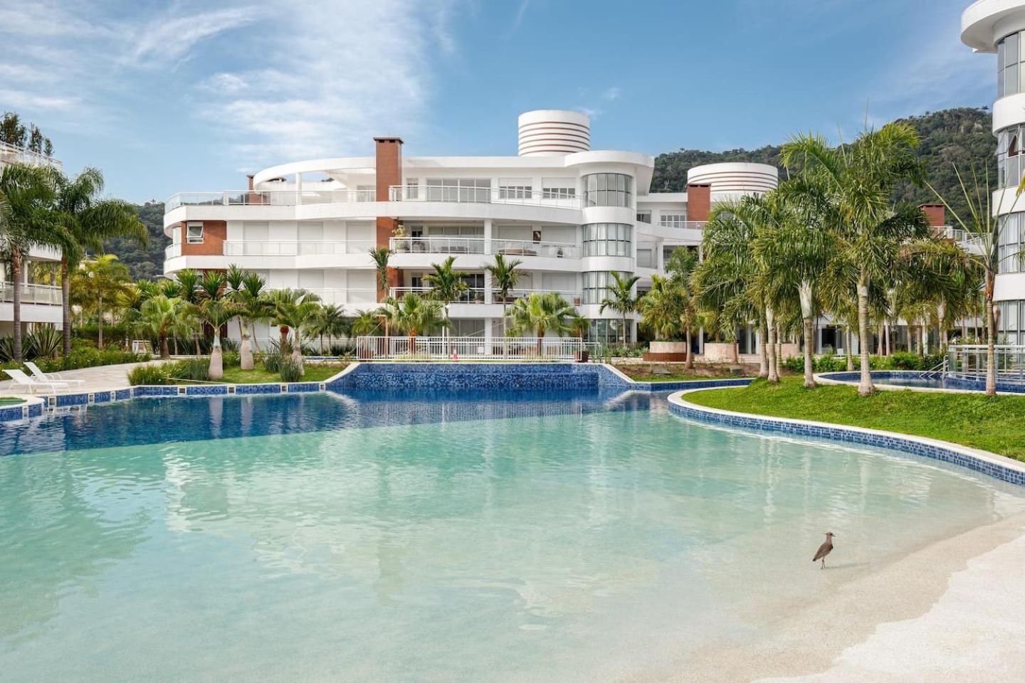 Cobertura em Resort Pé na Areia com Piscina Hidro