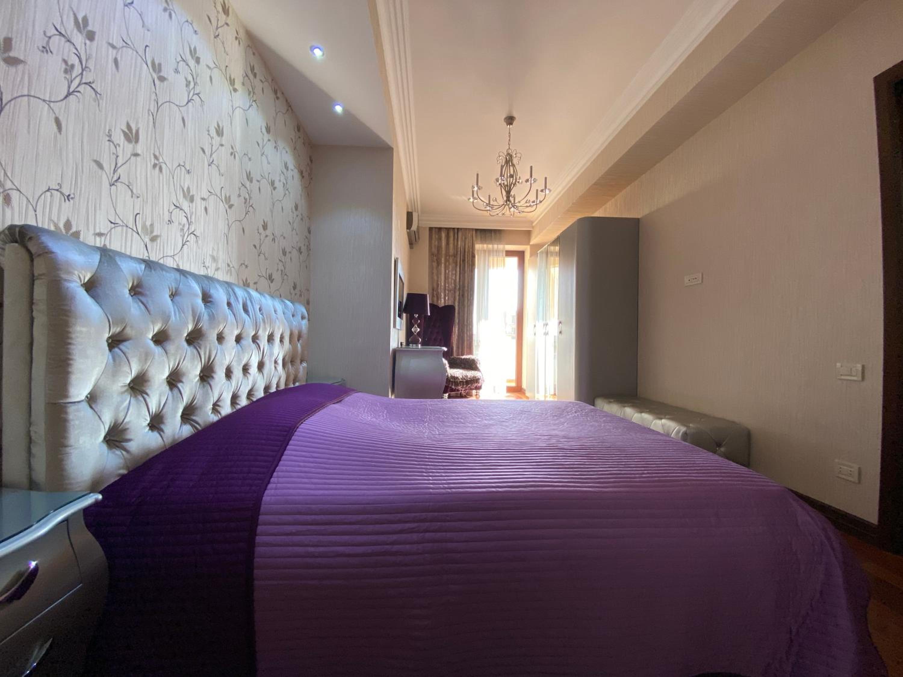 Amiryan street, 3 bedrooms Luxury apartment AM440