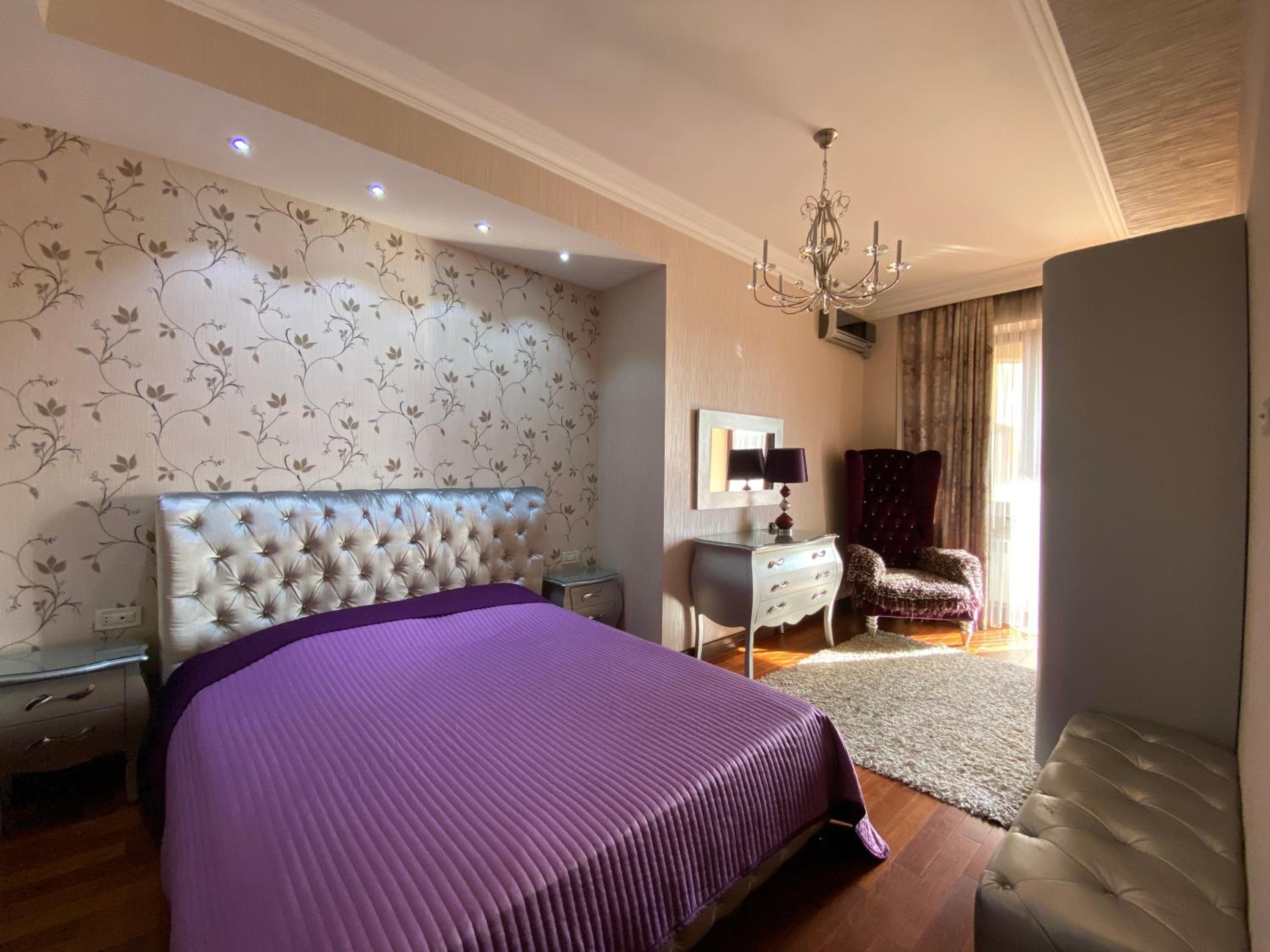 Amiryan street, 3 bedrooms Luxury apartment AM440