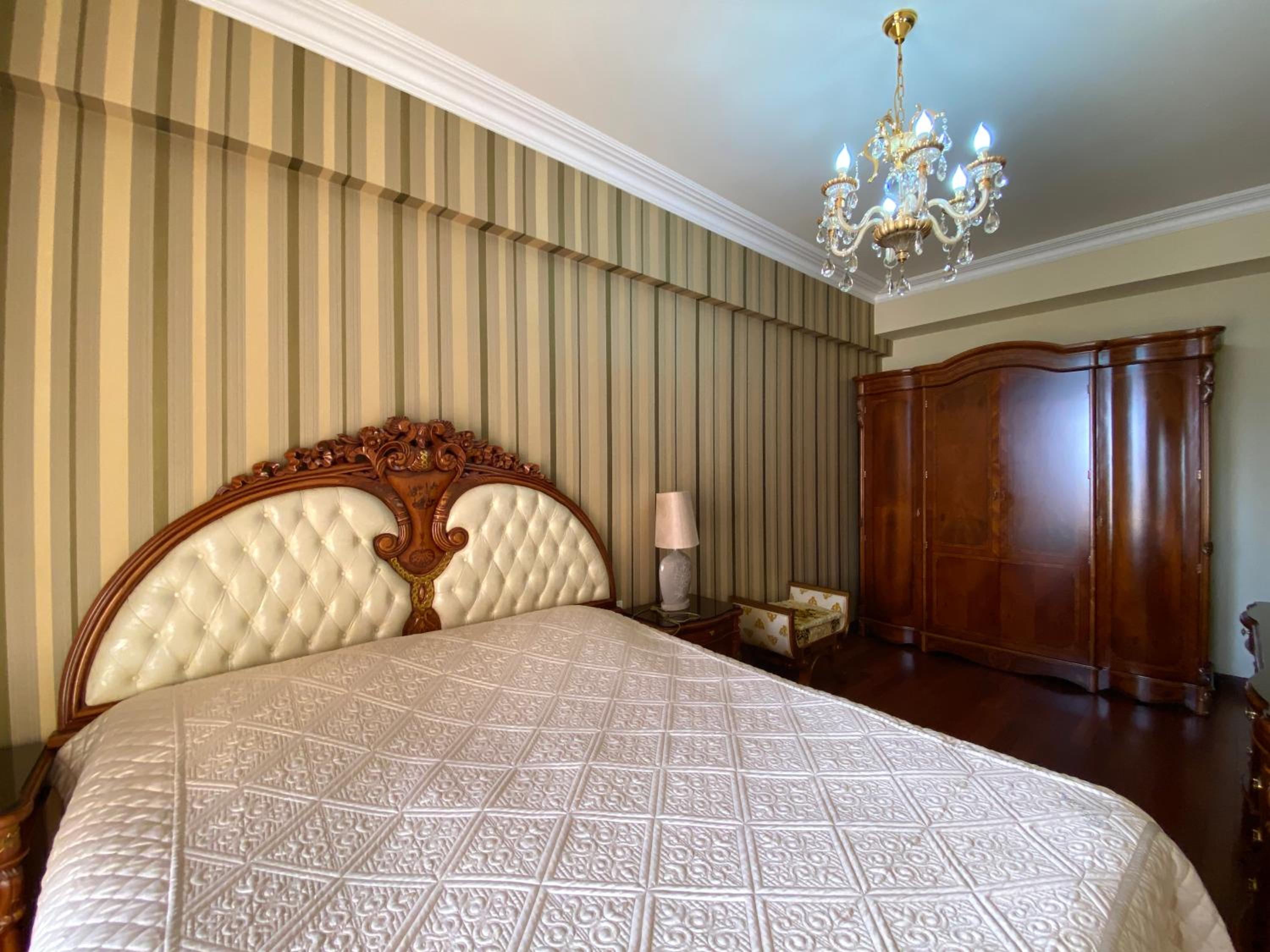 Amiryan street, 3 bedrooms Luxury apartment AM440