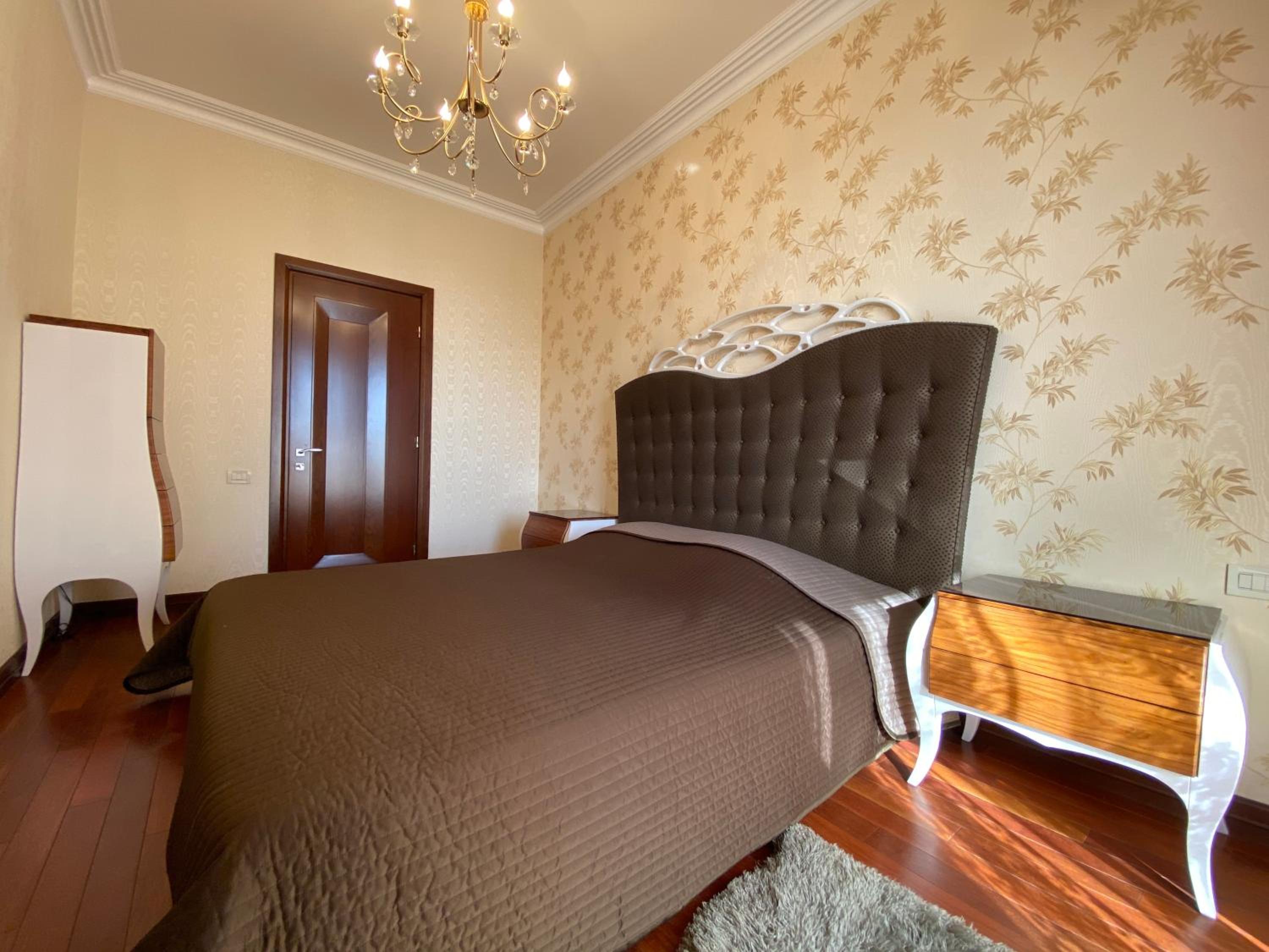 Amiryan street, 3 bedrooms Luxury apartment AM440