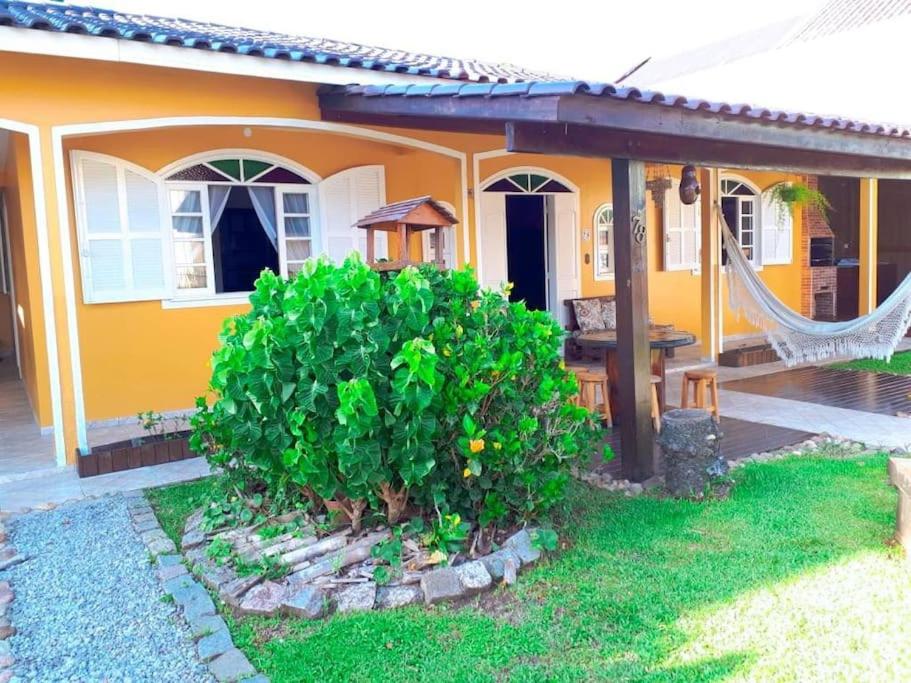 Ótima Casa para 10 pessoas /menos de 100m da Praia
