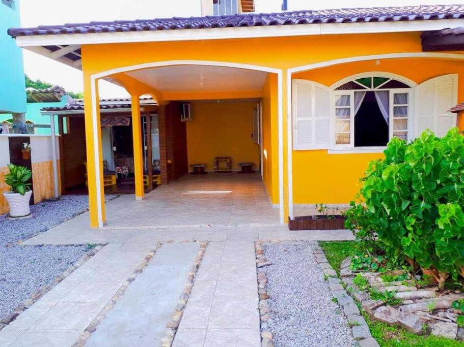 Ótima Casa para 10 pessoas /menos de 100m da Praia
