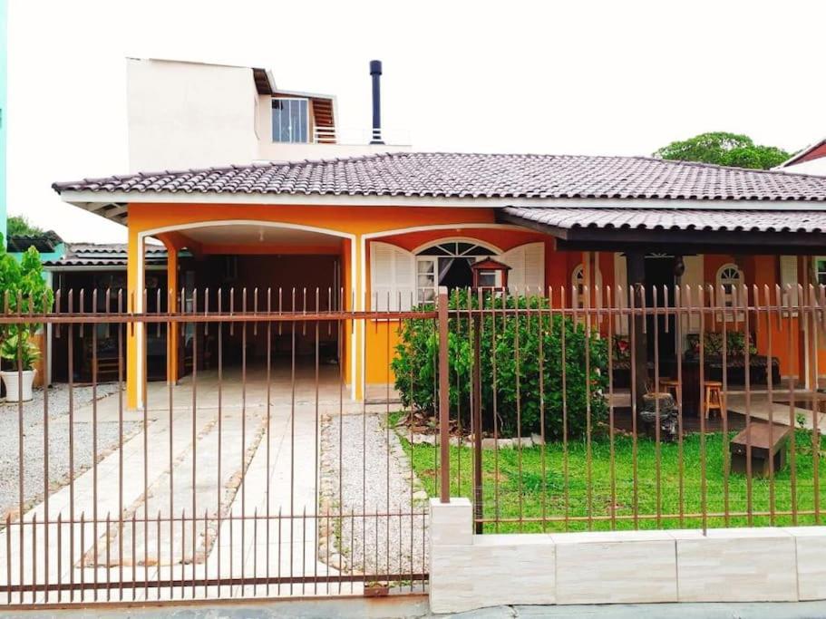 Ótima Casa para 10 pessoas /menos de 100m da Praia
