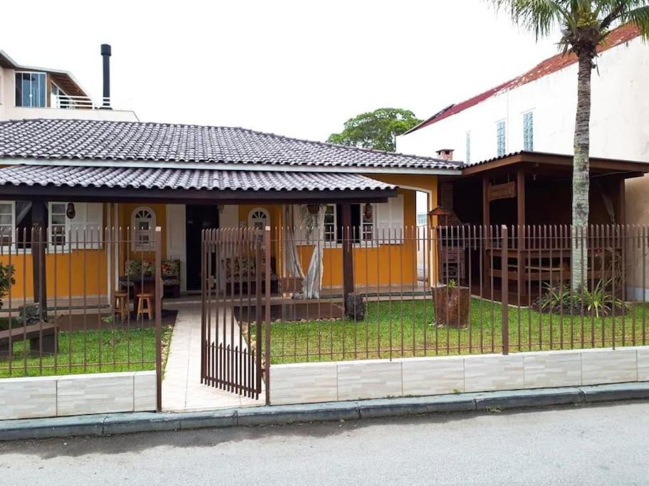 Ótima Casa para 10 pessoas /menos de 100m da Praia