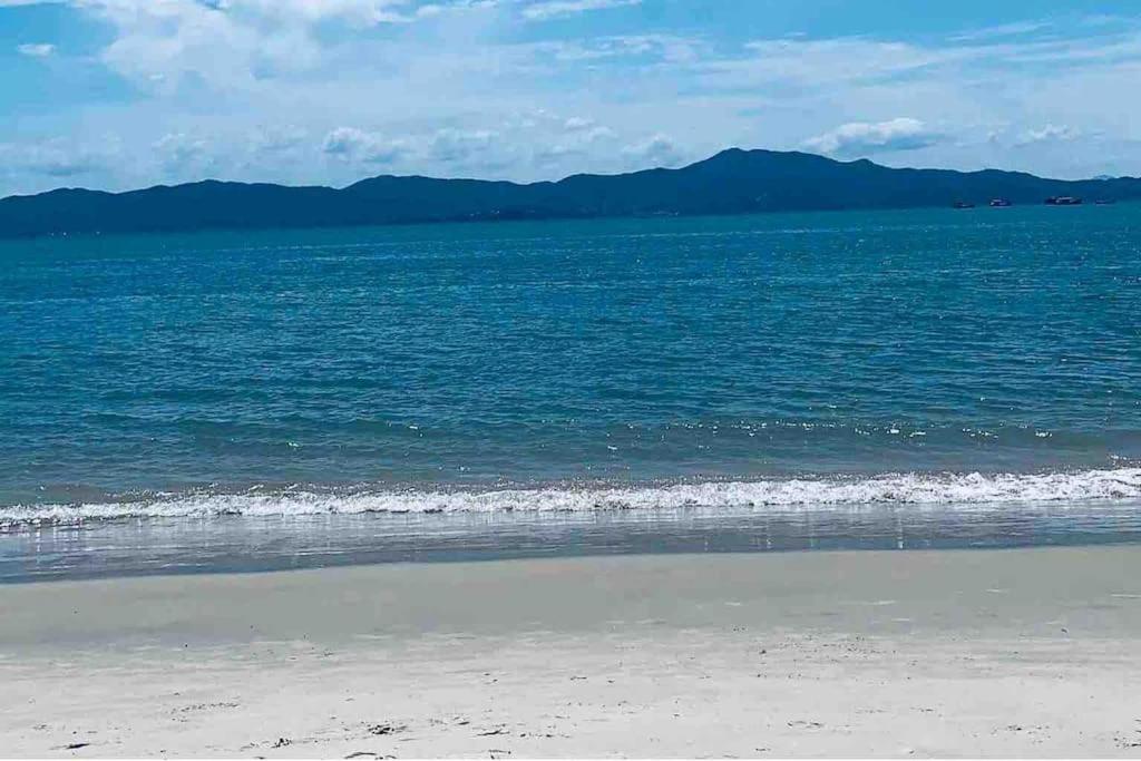 Ótima Casa para 10 pessoas /menos de 100m da Praia
