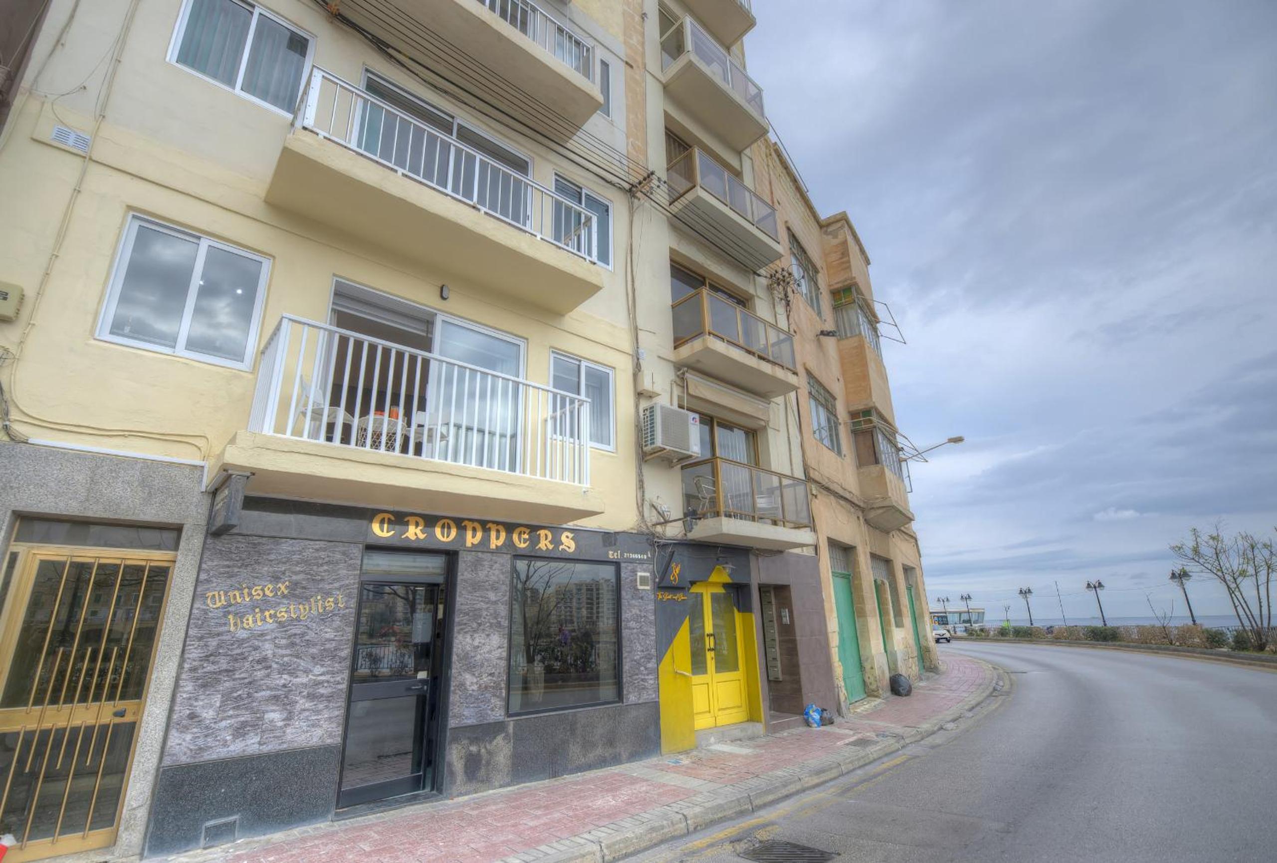 First floor studio apartment seconds from Balluta Bay IPAP1-1 view 5