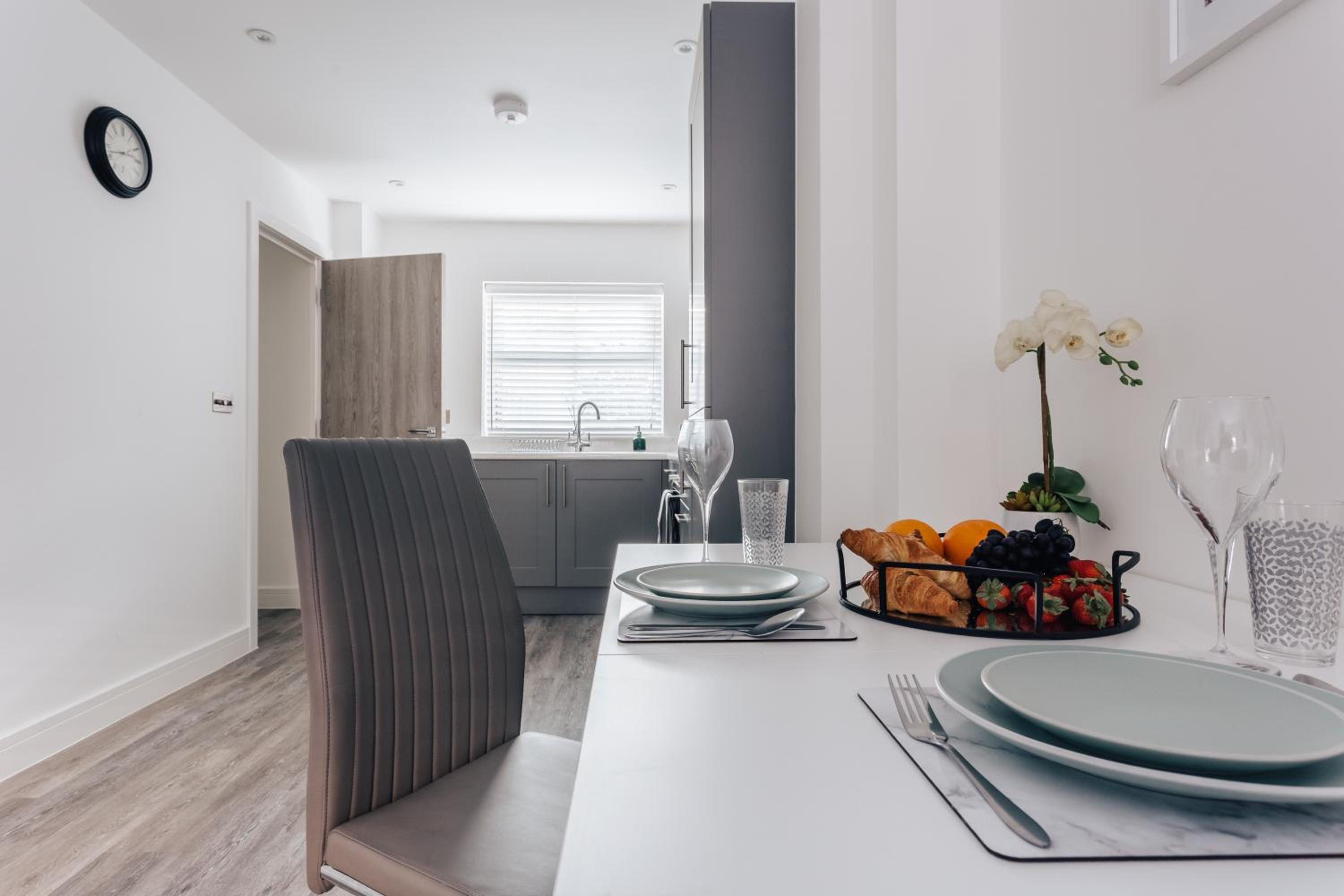 Central 2 double bedroom flat with parking view 5