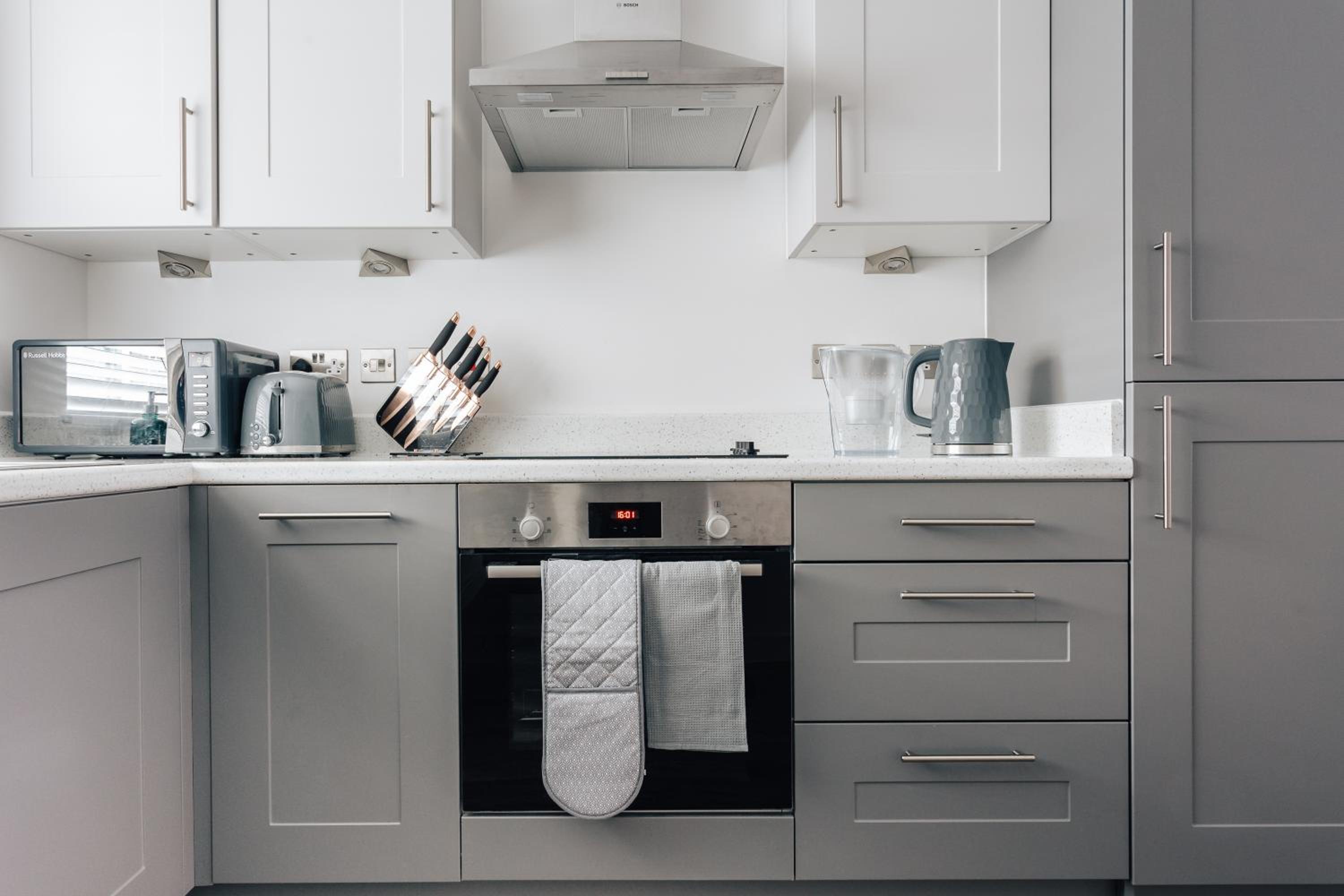 Central 2 double bedroom flat with parking view 2