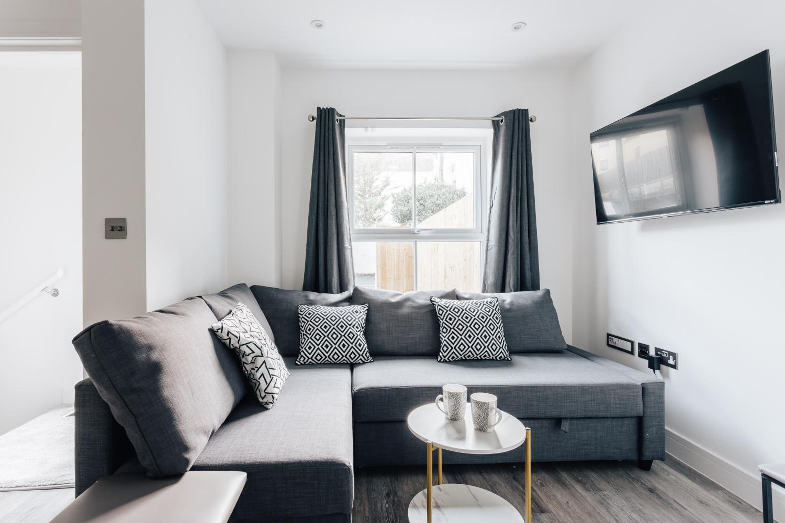 Contemporary Two Bedroom Duplex - Secluded Residence with Parking in a Prime Central Location view 5