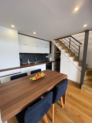 The View - ski to door