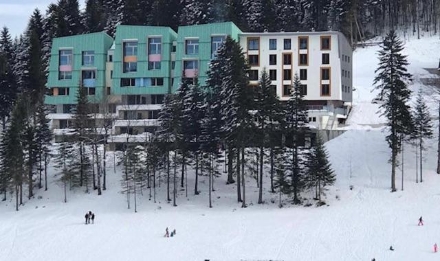 The View - ski to door