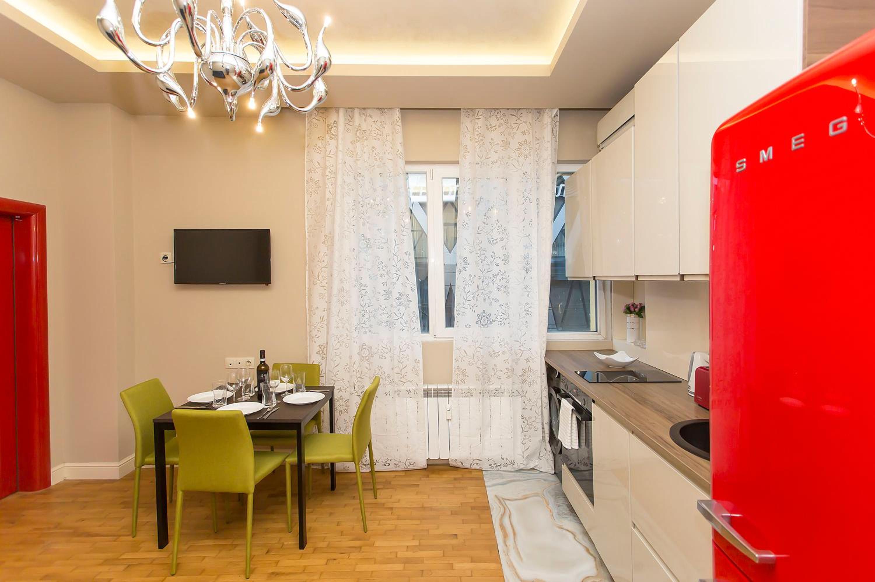 Elegant 2bdr Apartment with a Balcony view 4