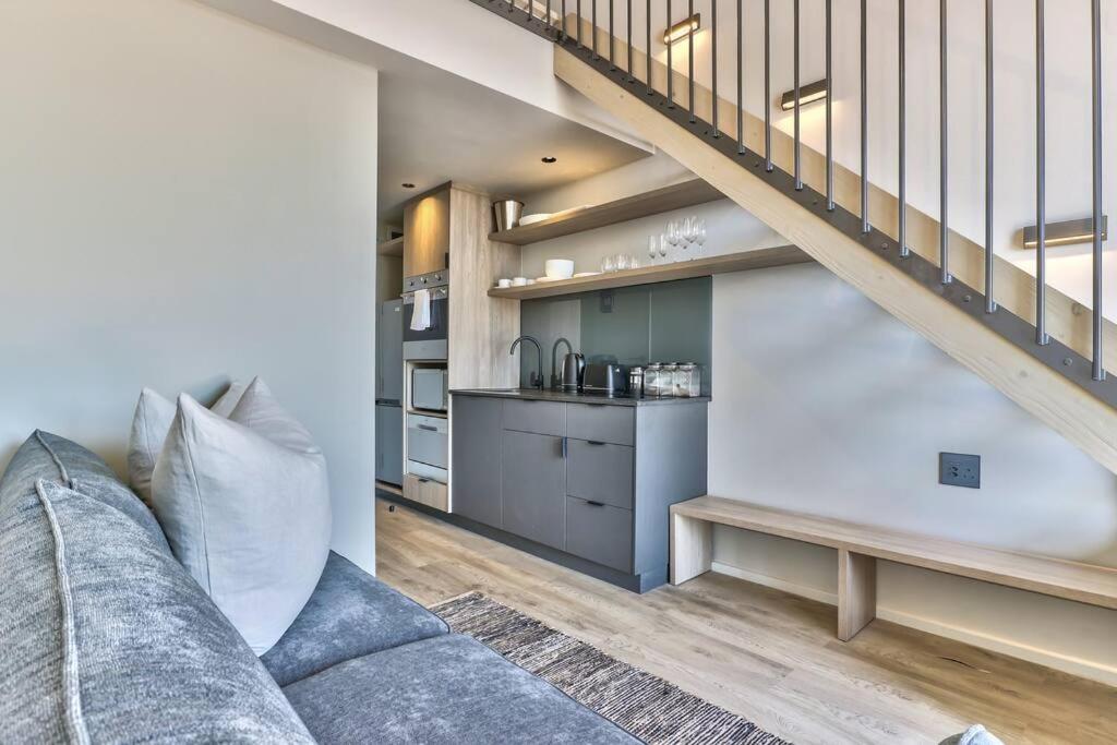 Luxurious Chic Apartment on Top Floor w/ Views, Cape Town, photo 2 of 32