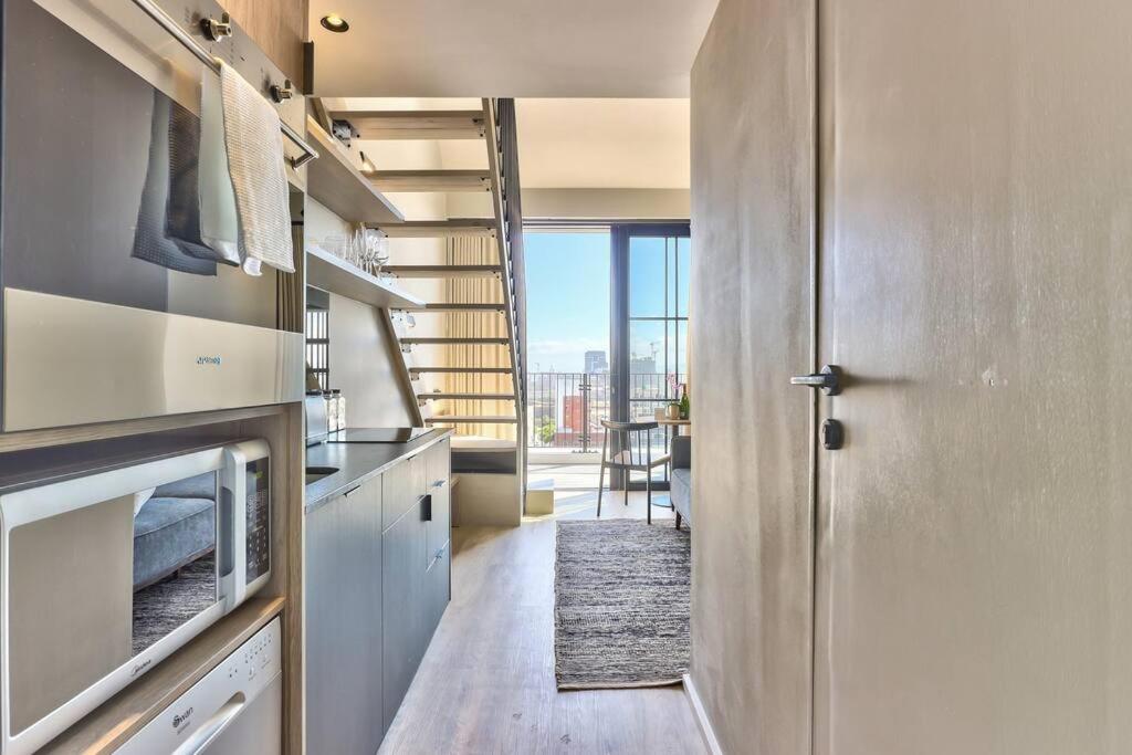 Luxurious Chic Apartment on Top Floor w/ Views, Cape Town, photo 5 of 32