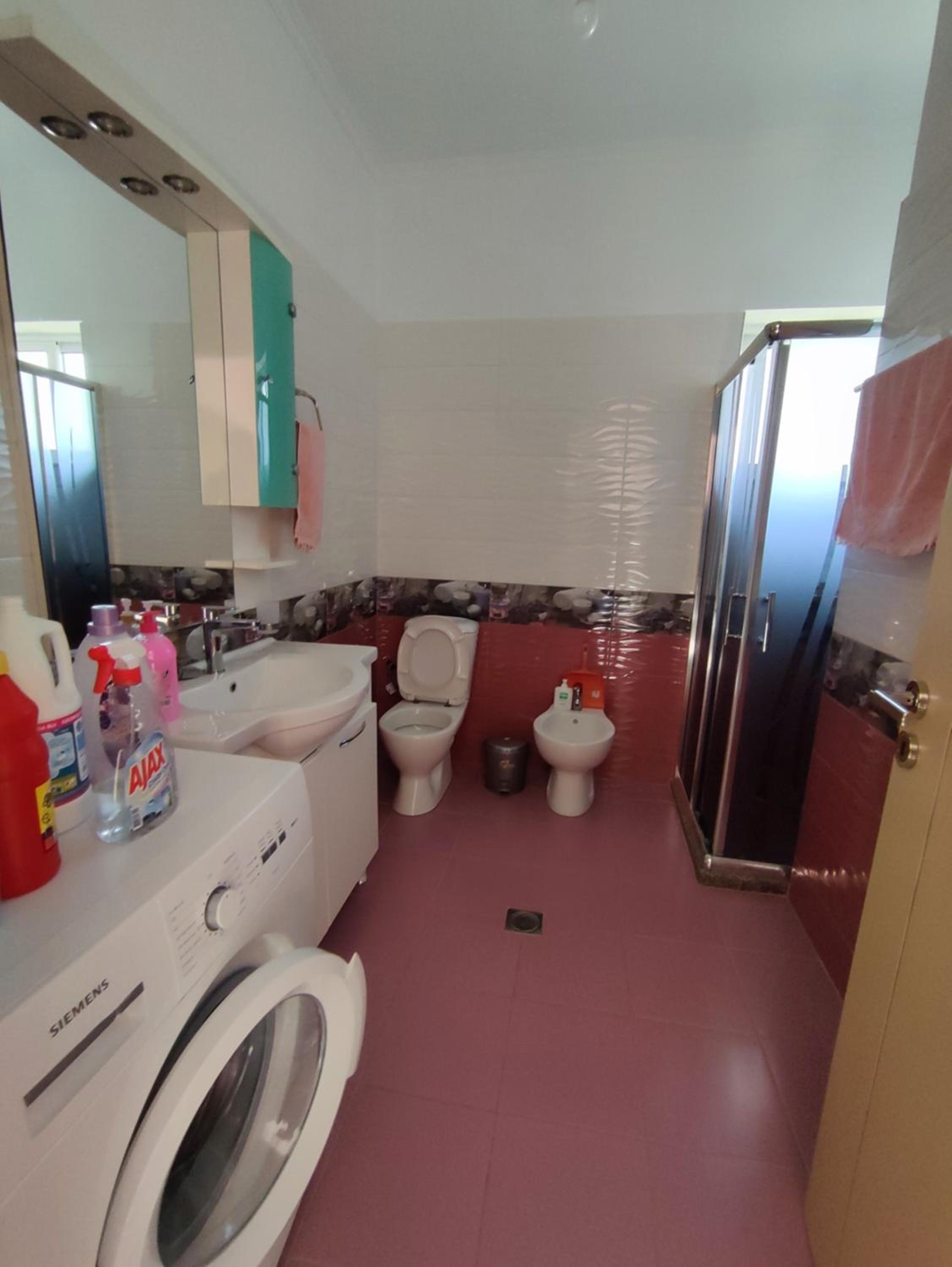 Cheerful 2 bedroom villa with free parking.